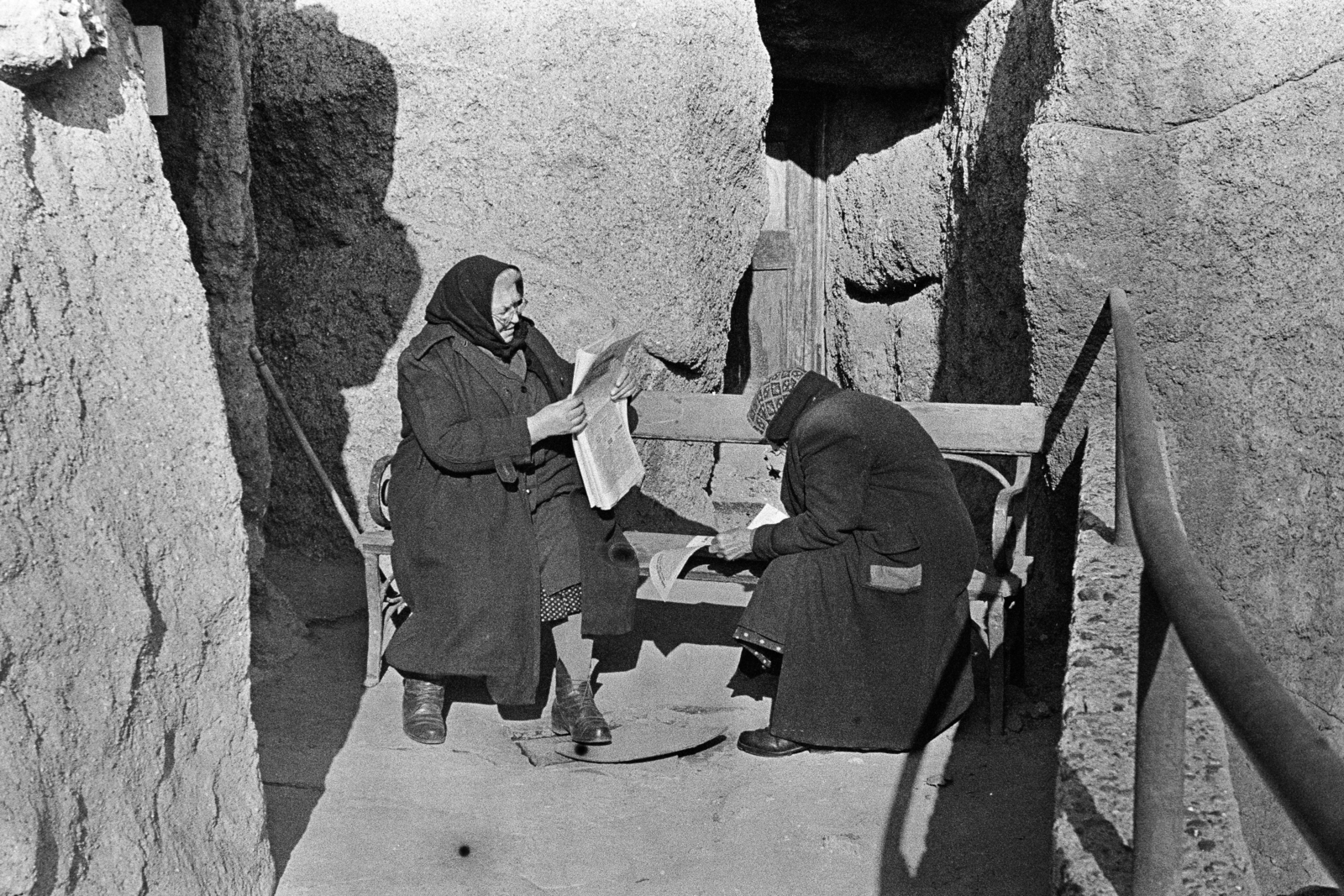 Hungary, Zoo, Budapest XIV., a felvétel a Barlang mozi mellett készült., 1968, Kereki Sándor, reading, newspaper, headscarf, Budapest, Fortepan #206297