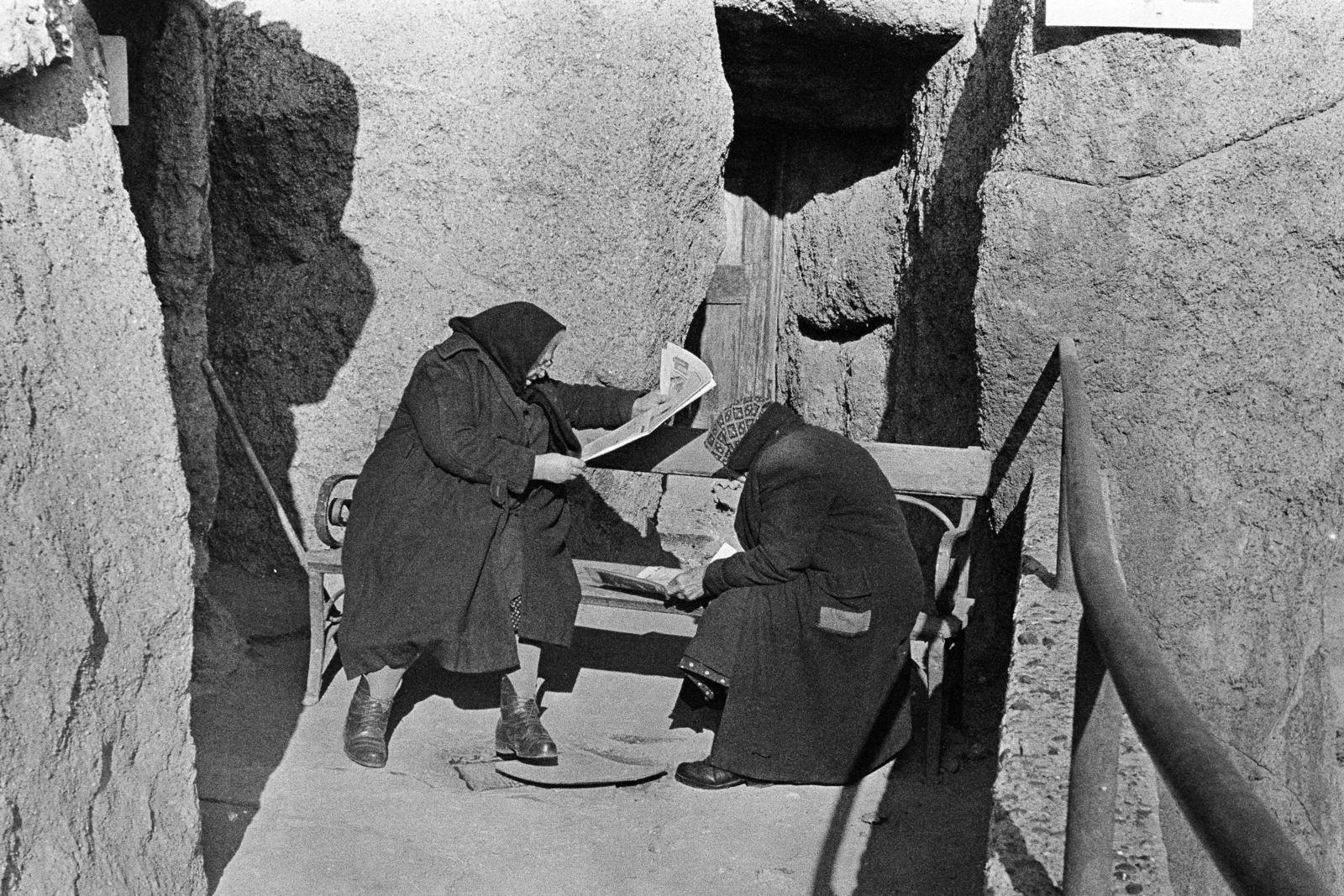 Hungary, Zoo, Budapest XIV., a felvétel a Barlang mozi mellett készült., 1968, Kereki Sándor, Budapest, bench, old person, coat, newspaper, Fortepan #206298
