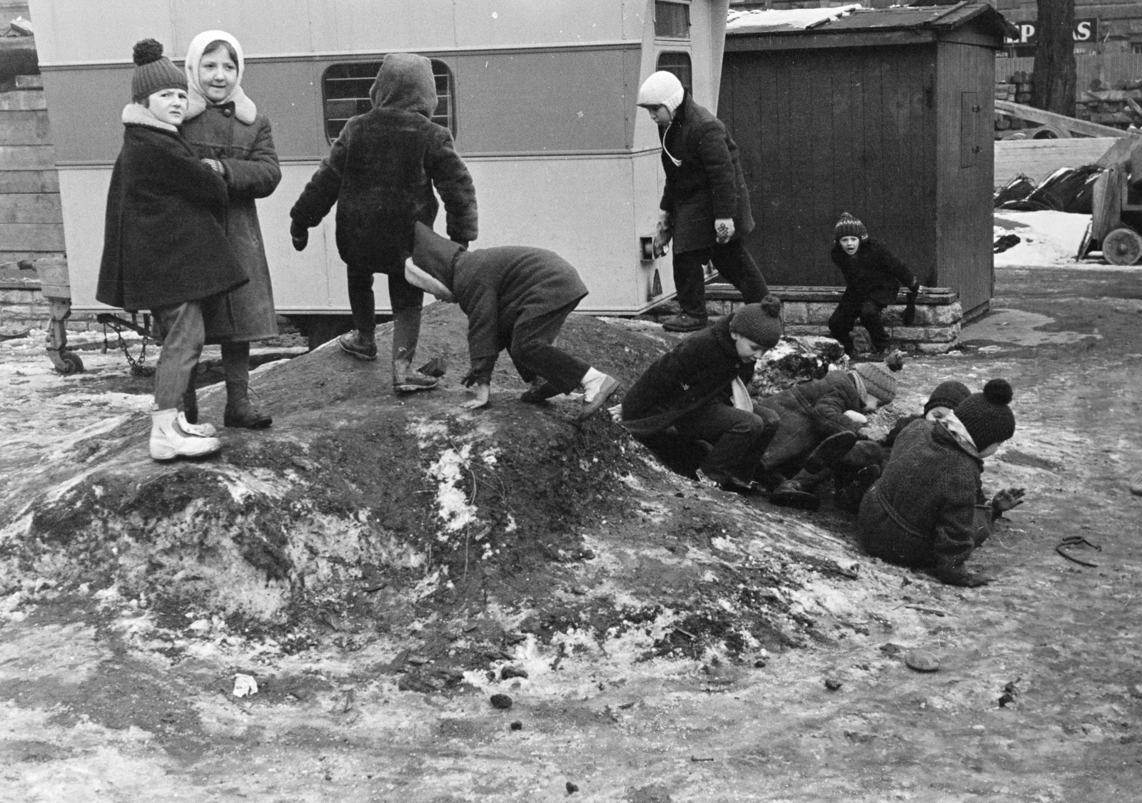 Magyarország, Budapest VI., Hunyadi tér., 1972, Kereki Sándor, gyerekek, Budapest, hókupac, Fortepan #206304
