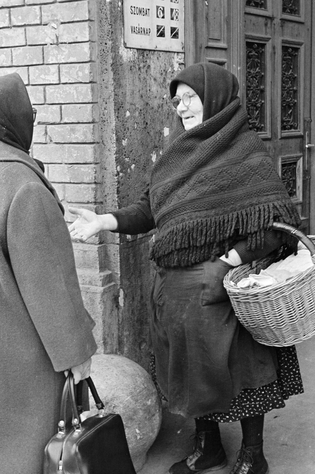 Magyarország, Budapest VI., Hunyadi tér, a felvétel a Vásárcsarnok épülete előtt készült., 1972, Kereki Sándor, Budapest, beszélgetés, kosár, fejkendő, vállkendő, Fortepan #206305