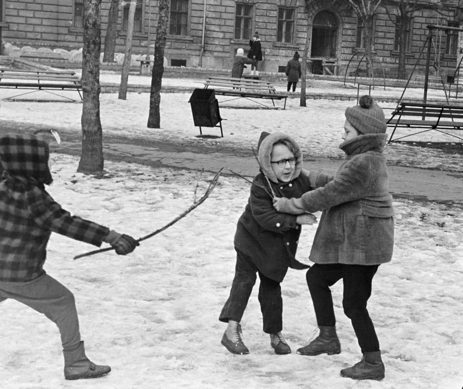 Magyarország, Budapest VI., Hunyadi tér., 1972, Kereki Sándor, Budapest, gyerekek, játék, Fortepan #206306