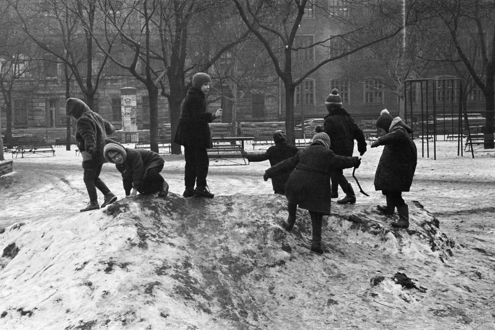 Hungary, Budapest VI., Hunyadi tér., 1972, Kereki Sándor, Budapest, kids, toy, Fortepan #206310