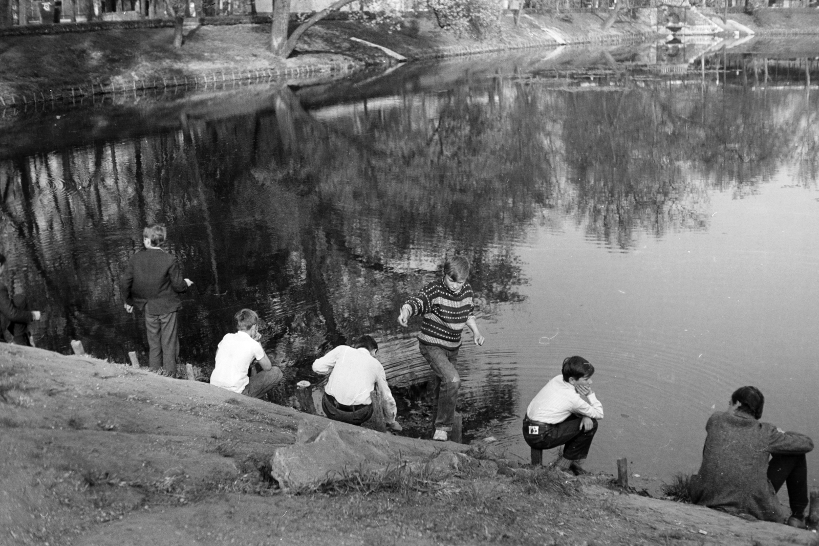 Magyarország, Városliget, Budapest XIV., a Városligeti-tó partja., 1972, Kereki Sándor, tó, Budapest, fiúk, Fortepan #206316