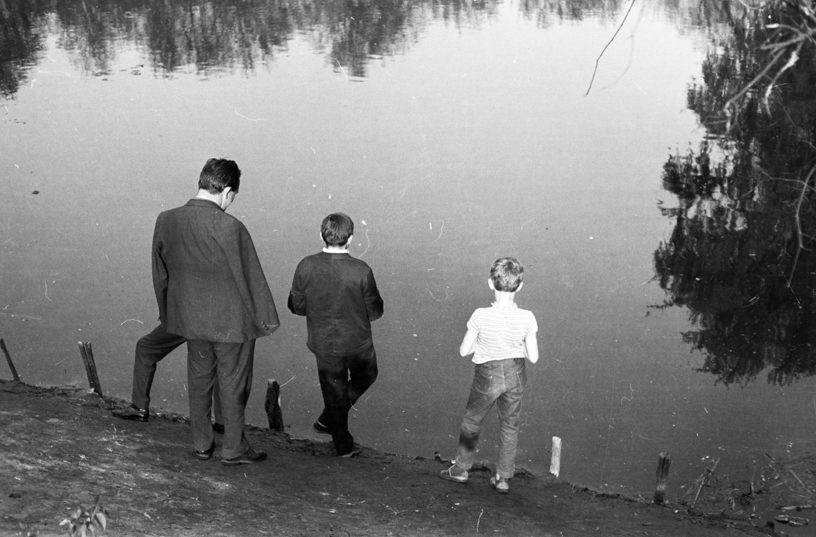 Magyarország, Városliget, Budapest XIV., a Városligeti-tó partja., 1972, Kereki Sándor, vízpart, Budapest, hárman, fiúk, apa, háttal, Fortepan #206318