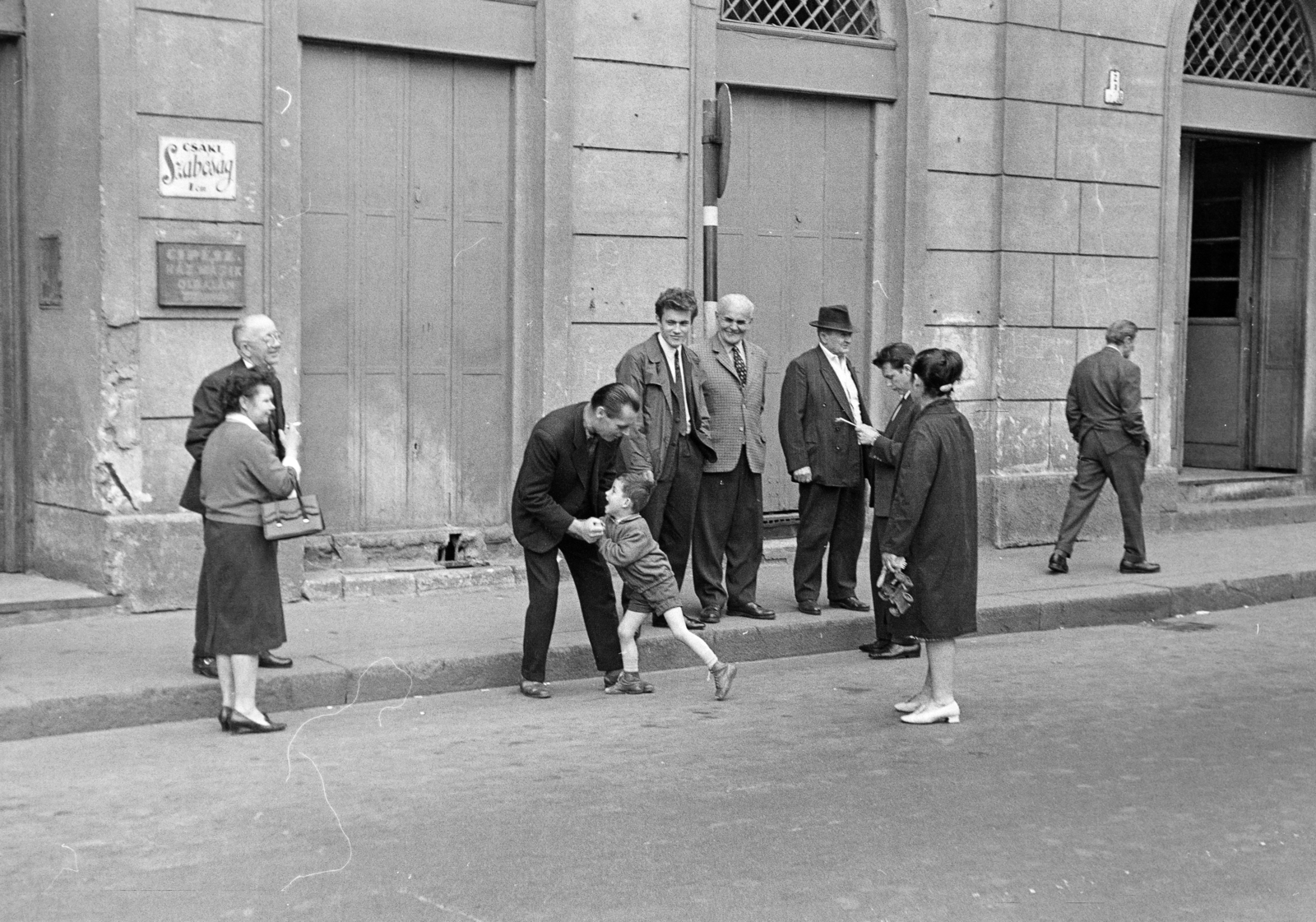 Magyarország, Budapest VII., a felvétel a Klauzál tér 14-es számú ház előtt készült., 1969, Kereki Sándor, Budapest, bámészkodás, tréfálkozás, apa, kisfiú, Fortepan #206334