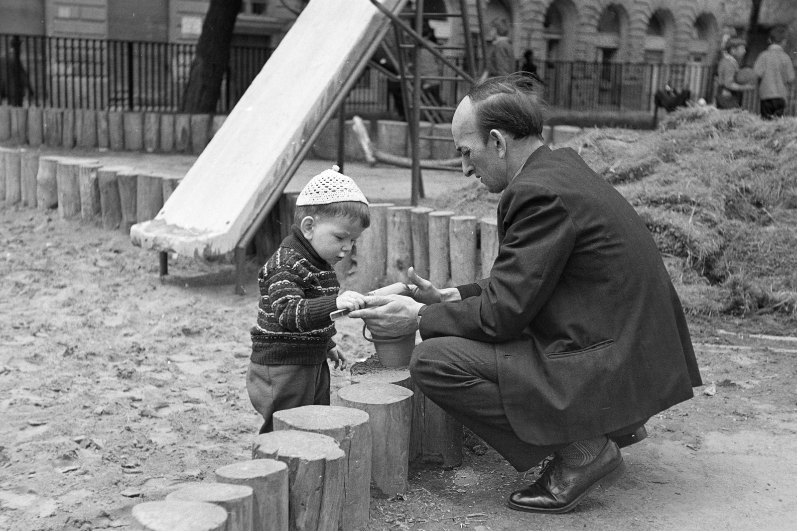 Magyarország, Budapest VI., Klauzál tér., 1973, Kereki Sándor, Budapest, Best of, guggolás, apa, kisfiú, homokozó, Fortepan #206335