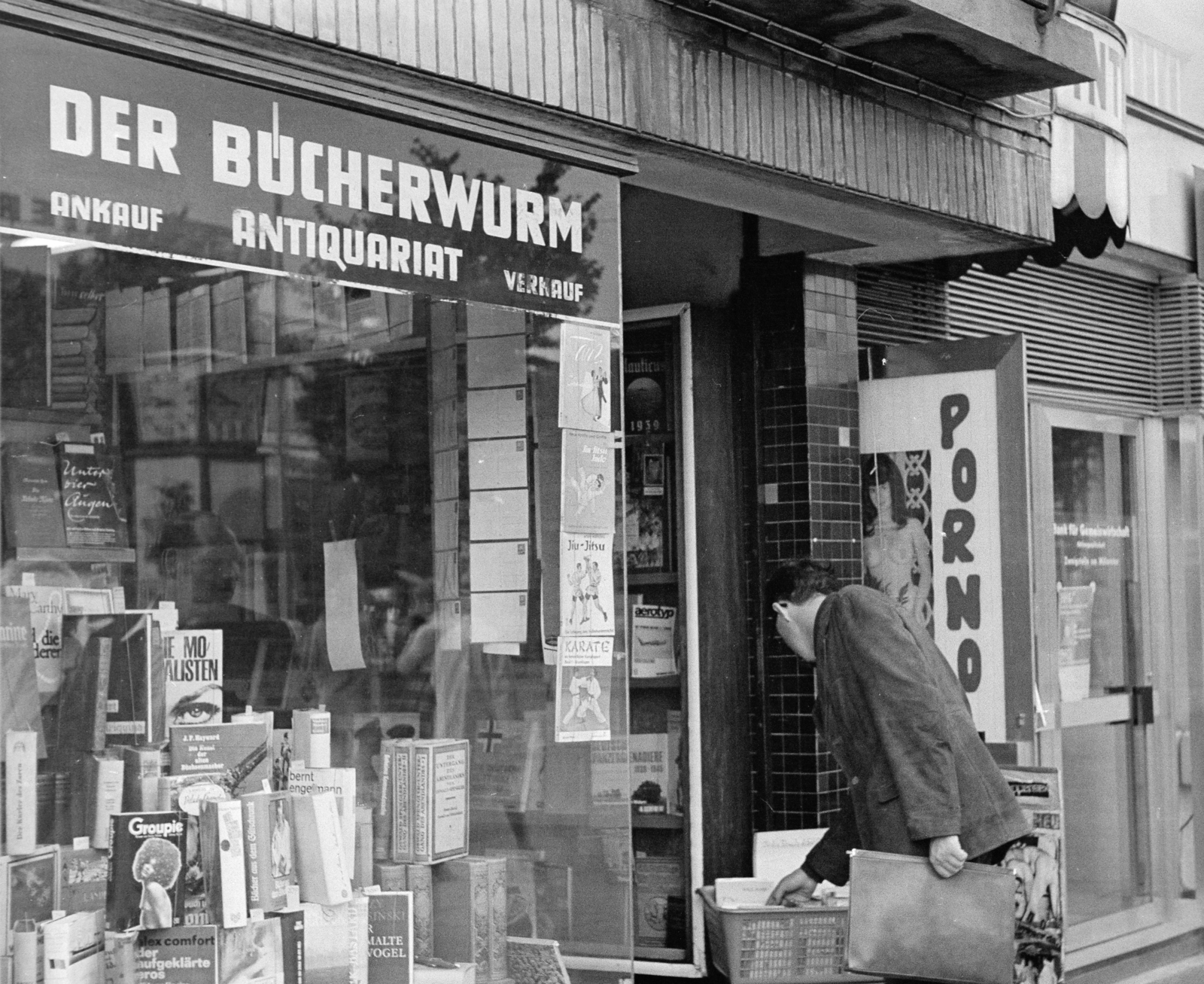 Németország, Hamburg, a felvétel a Reeperbahn - Hamburger Berg sarok közelében készült., 1970, Kopányi György, antikvárium, kirakat, Fortepan #206356