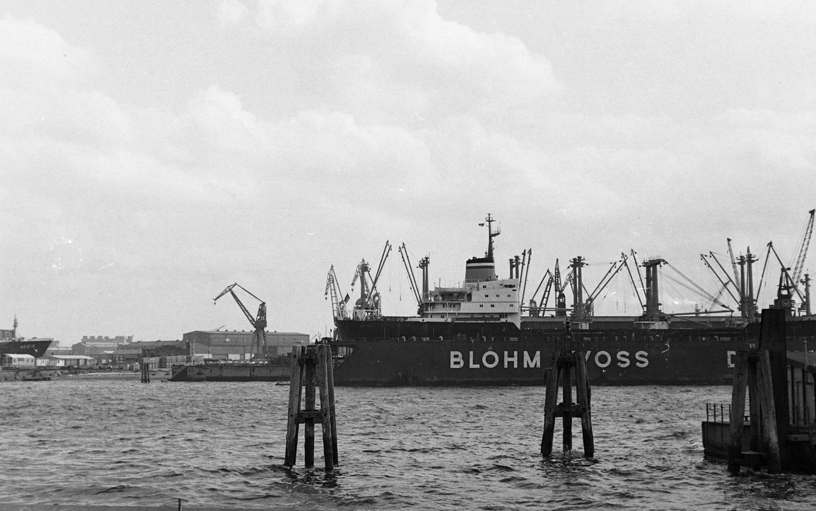 Germany, Hamburg, kikötő, háttérben a Blohm & Voss hajógyár., 1970, Kopányi György, ship, Fortepan #206359