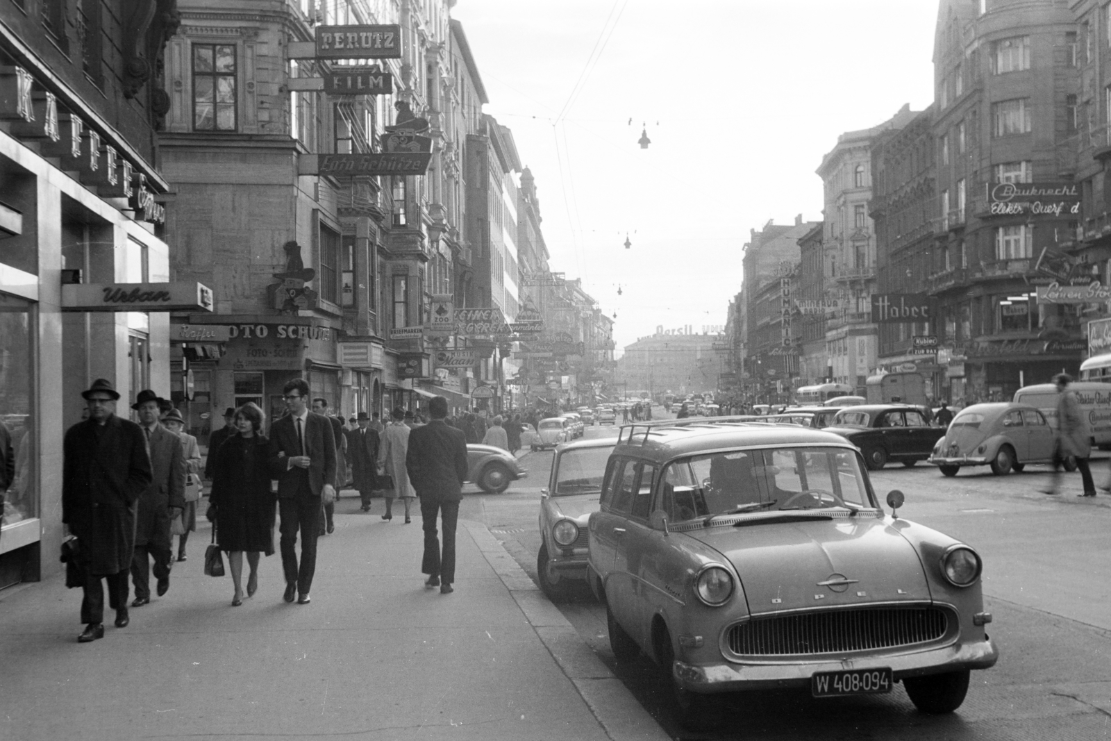 Austria, Vienna, Mariahilfer Strasse a Westbahnhof felé, balra az Otto-Bauer-Gasse torkolata., 1968, Kopányi György, Opel-brand, Volkswagen-brand, bug, Fortepan #206363