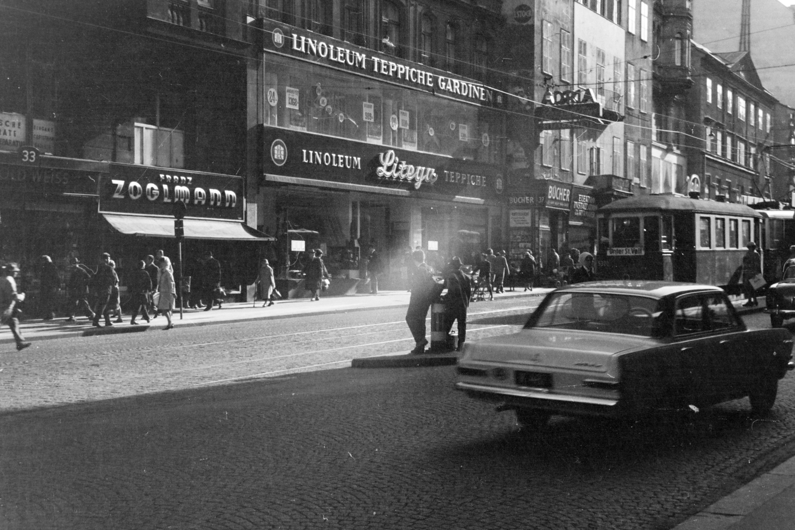 Austria, Vienna, Mariahilfer Strasse, a kép bal szélén a 33-as szám alatti Walter Weiss üzlet., 1968, Kopányi György, Fortepan #206364