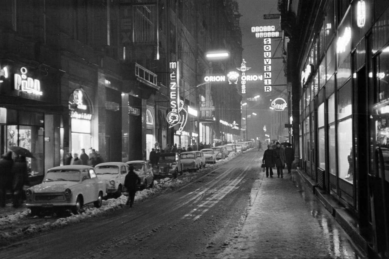 Hungary, Budapest V., Kígyó utca a Ferenciek tere (Felszabadulás tér) felé nézve., 1971, Kereki Sándor, Budapest, street view, neon sign, night, Fortepan #206368