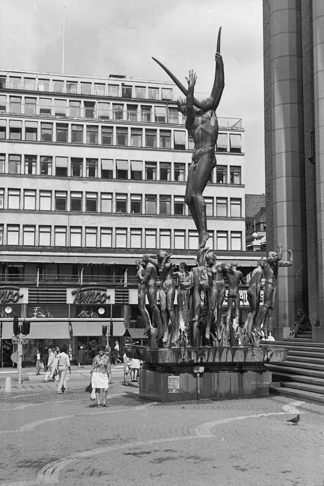 Sweden, Stockholm, Hötorget, az Orfeusgruppen című kút szoborcsoport. Szemben a Kungshallen (korábban Tempohuset), a kép jobb szélén a Konserthuset Stockholm., 1970, Kopányi György, sculpture, sculptural group, Fortepan #206374