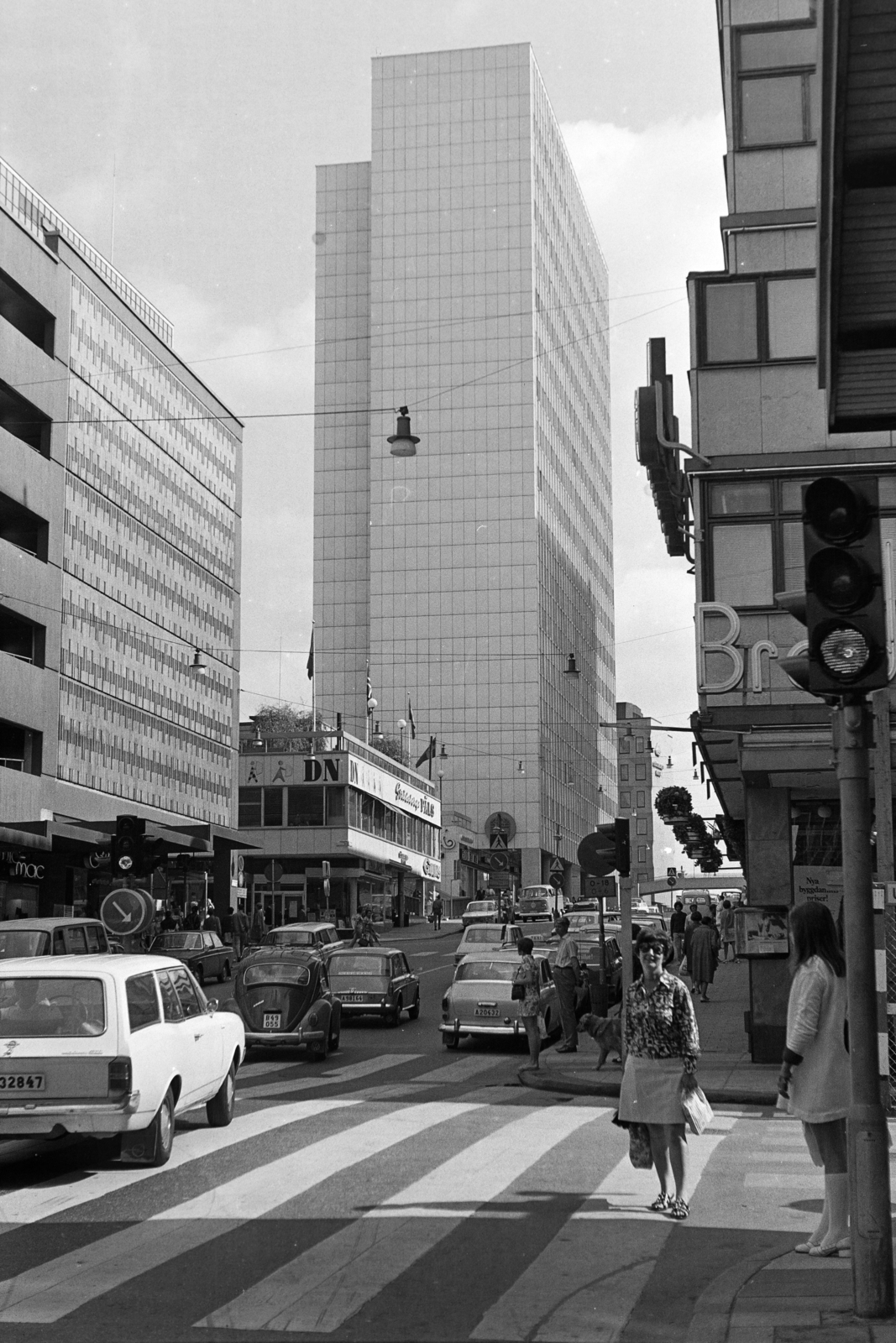 Sweden, Stockholm, Mäster Samuelsgatan - Drottninggatan sarok, háttérben a toronyház a Mäster Samuelsgatan 42., 1970, Kopányi György, crosswalk, Fortepan #206380