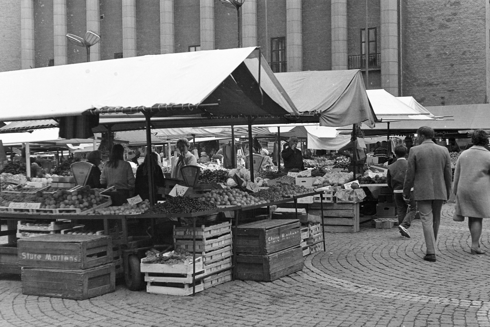 Sweden, Stockholm, Hötorget, háttérben a Konserthuset Stockholm., 1970, Kopányi György, market, Fortepan #206381