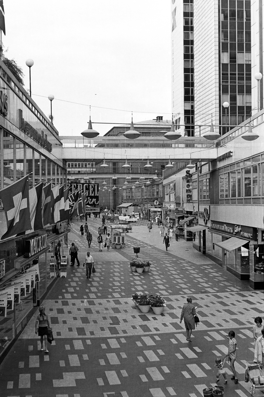 Sweden, Stockholm, a Sergelgatan bevásárló utca a Mäster Samuelsgatan felől., 1970, Kopányi György, Fortepan #206382