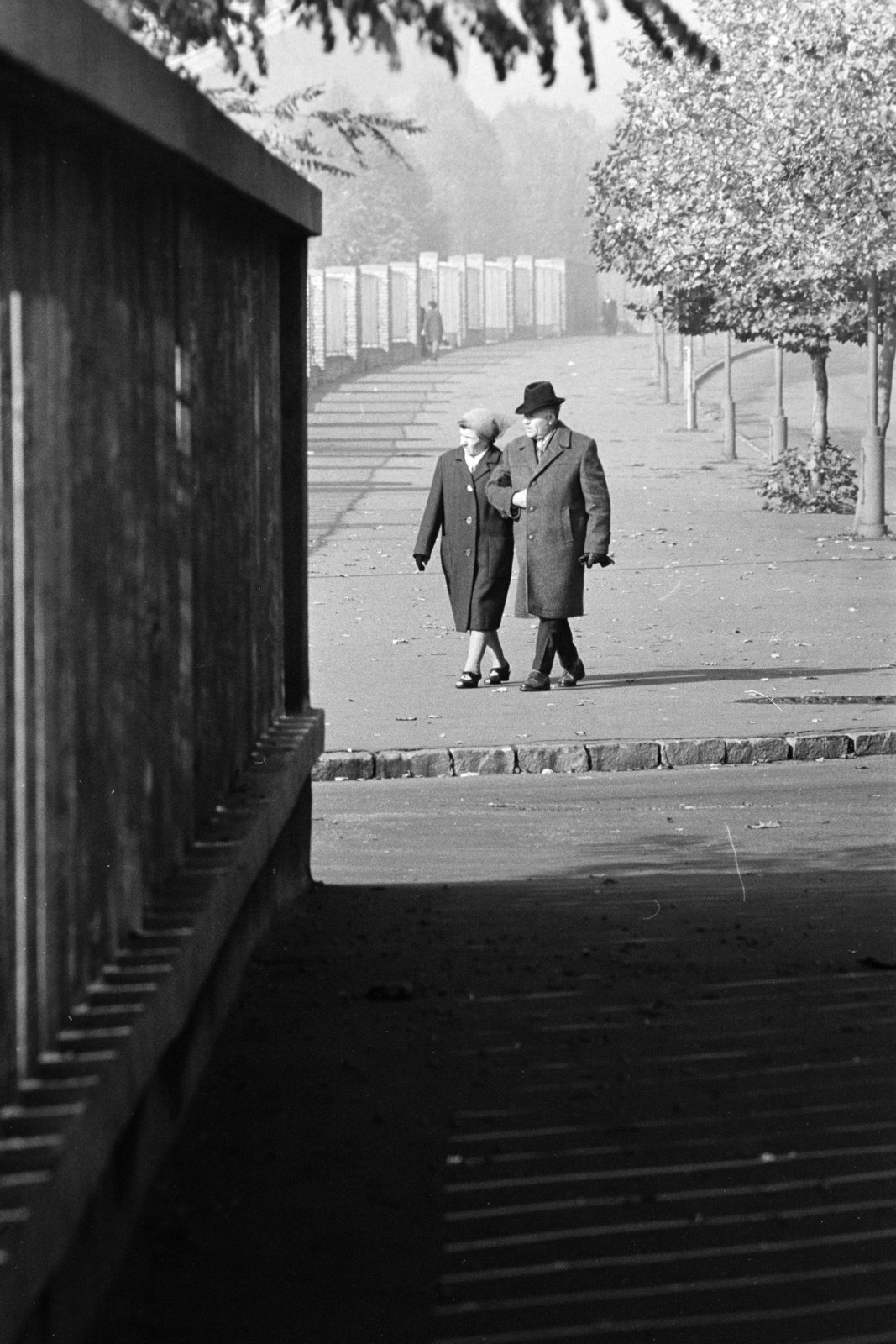 Hungary, Budapest XIV., Stefánia (Népstadion) út az Ifjúság útjánál., 1976, Kereki Sándor, Budapest, man and woman, Fortepan #206408