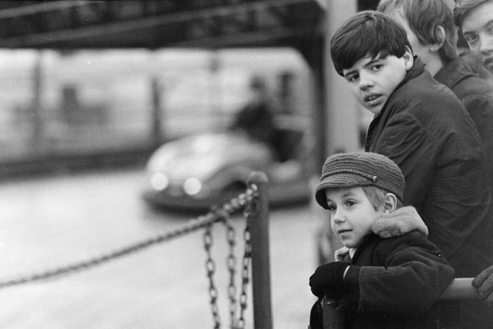 Magyarország, Városliget,Vidámpark, Budapest XIV., a felvétel a Versenyautó pályája előtt készült., 1972, Kereki Sándor, Budapest, fiúk, visszanézés, Fortepan #206422