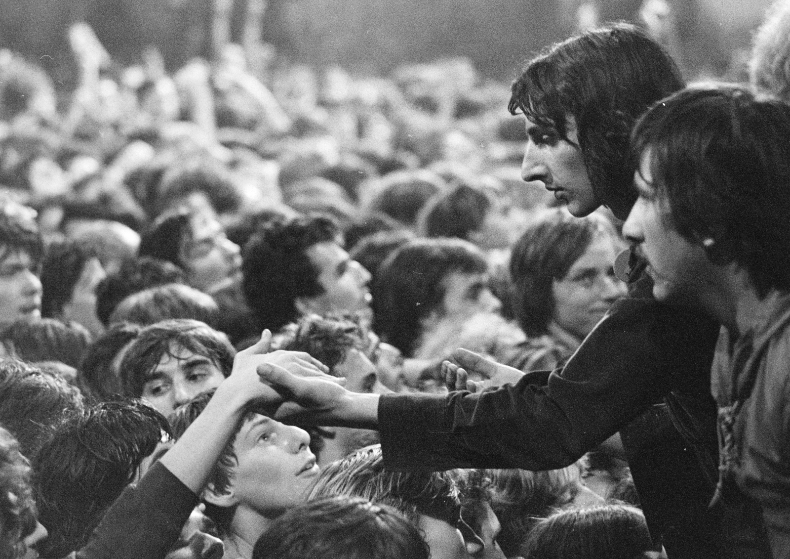 Hungary, Budapest X., Albertirsai (Dobi István) úti vásárterület, a felvétel a Szolidaritási Rock Fesztiválon készült., 1978, Kereki Sándor, rock, gesture, admiration, audience, Budapest, Fortepan #206427