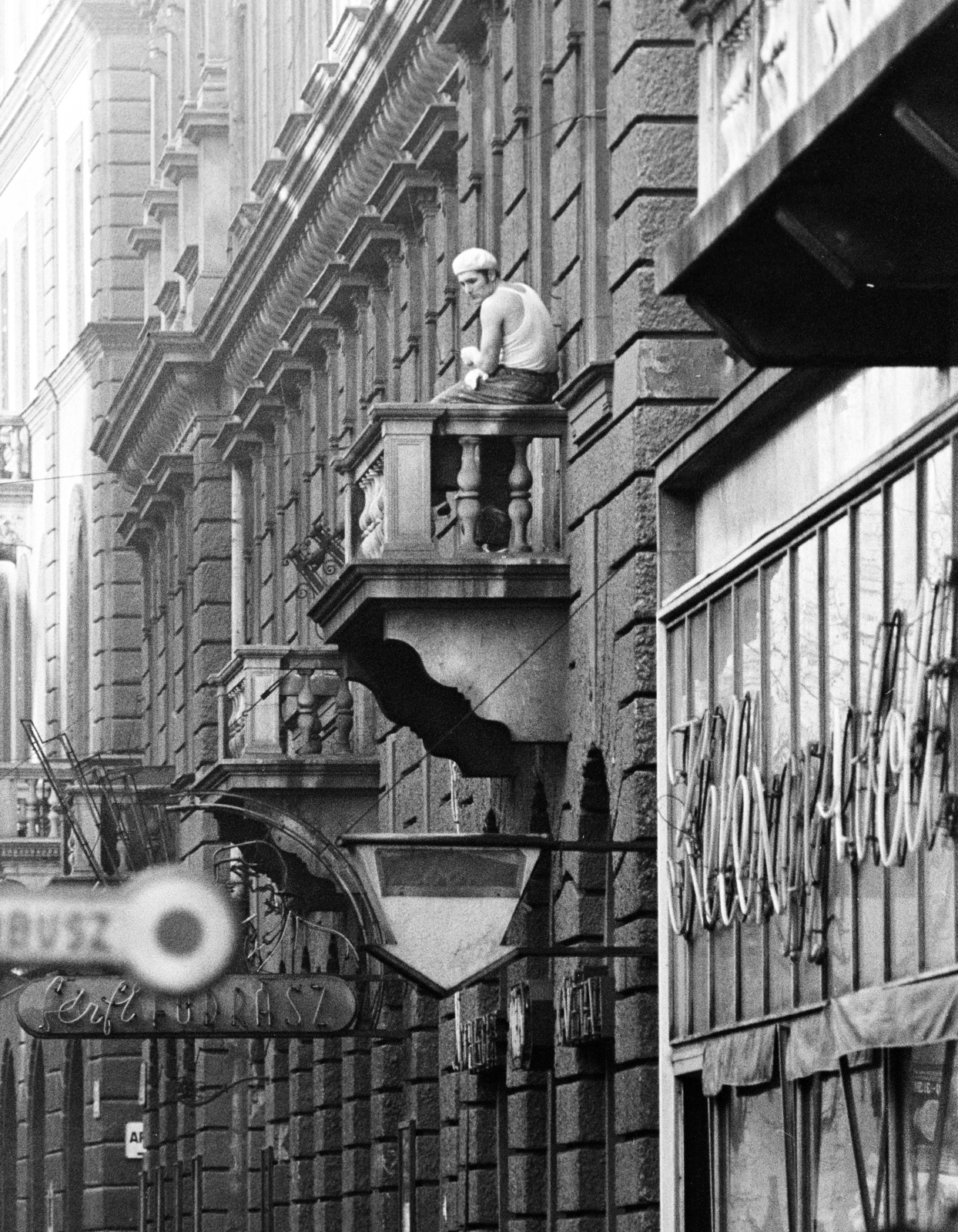 Hungary, Budapest VI., a Teréz körút 21. (Lenin körút 75.) számú ház a 19-es (73-as) számú ház előtti buszmegállóból nézve., 1972, Kereki Sándor, Budapest, gaping, back, balcony, Fortepan #206441