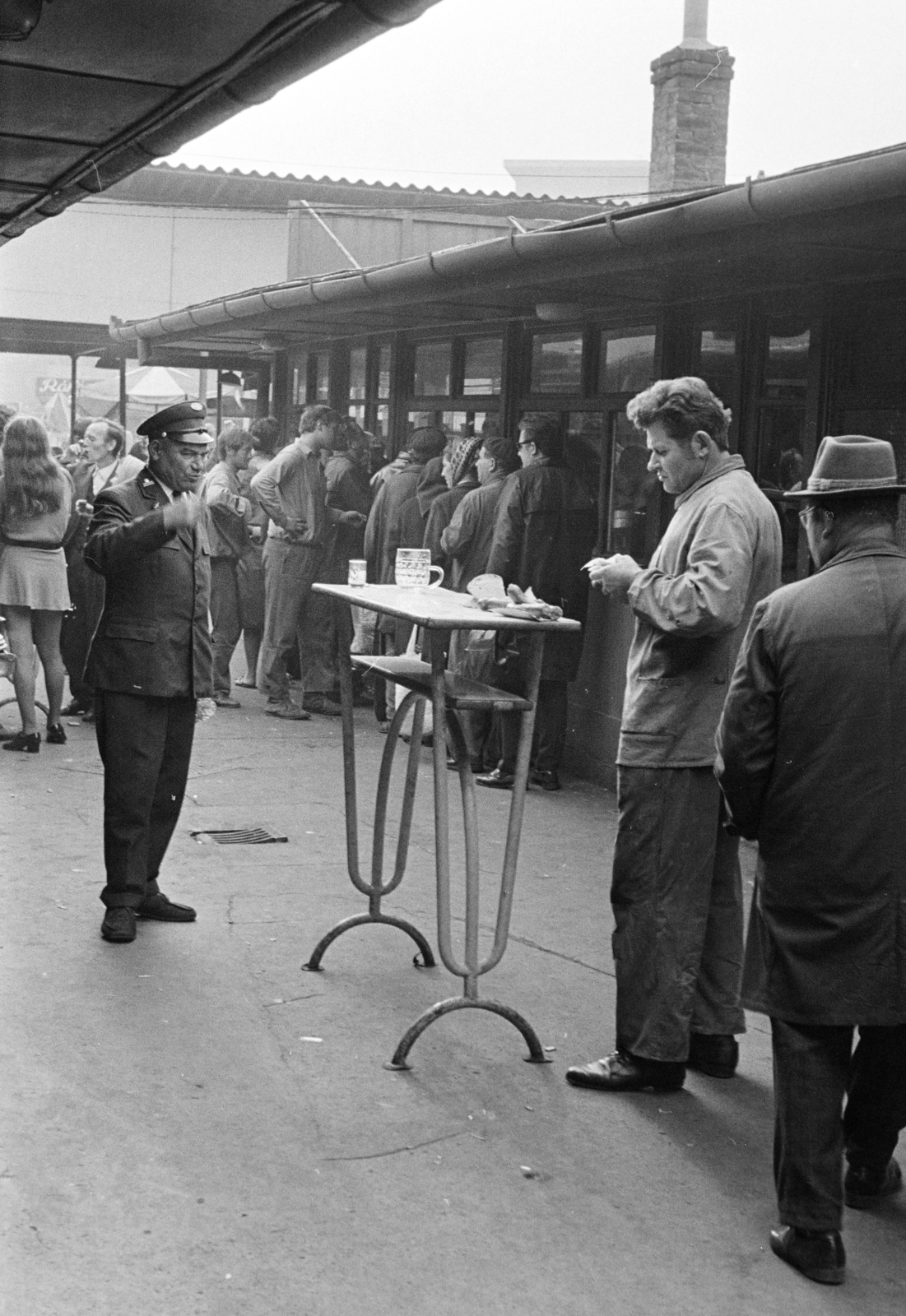 Hungary, Budapest XIII., Lehel (Élmunkás) téri piac., 1972, Kereki Sándor, pub, Budapest, standing table, Fortepan #206446