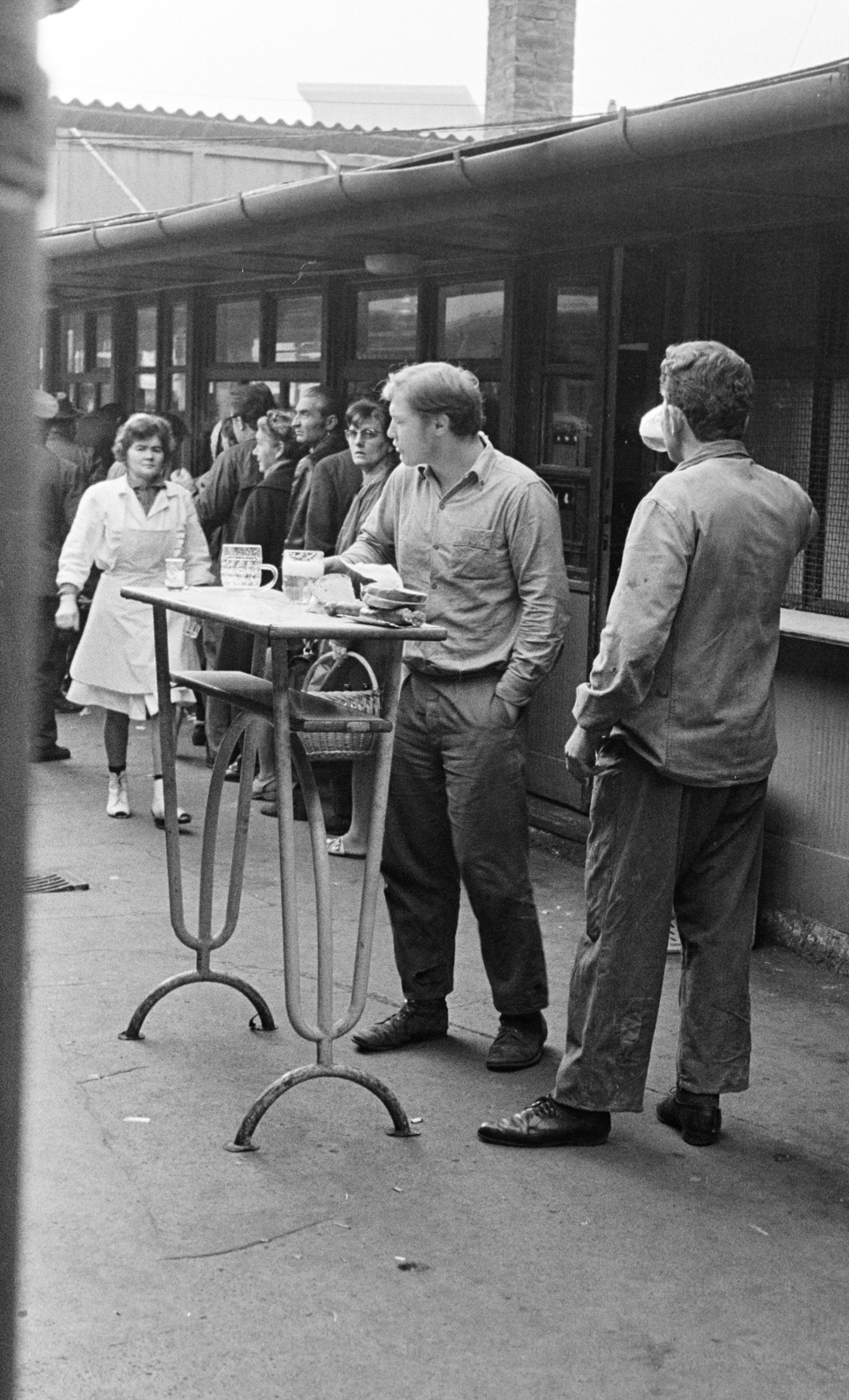 Magyarország, Budapest XIII., Lehel (Élmunkás) téri piac., 1972, Kereki Sándor, Budapest, állóasztal, söröskorsó, Fortepan #206447