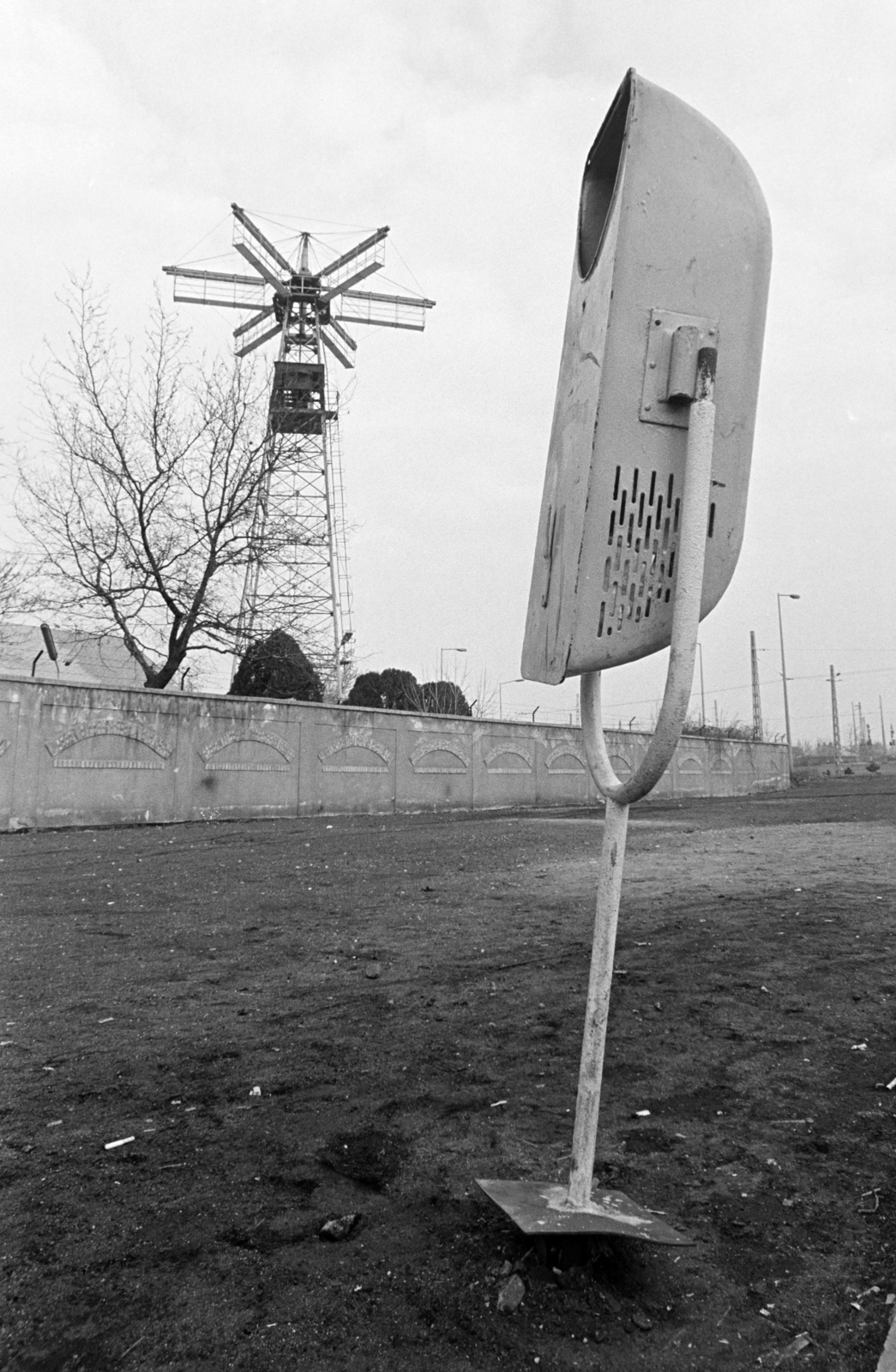 Hungary, Budapest XIV., Kacsóh Pongrác út, a Vidámpark kerítése mögött a bontásra váró Repülő acélszerkezete., 1971, Kereki Sándor, dustbin, amusement park, Budapest, Fortepan #206453