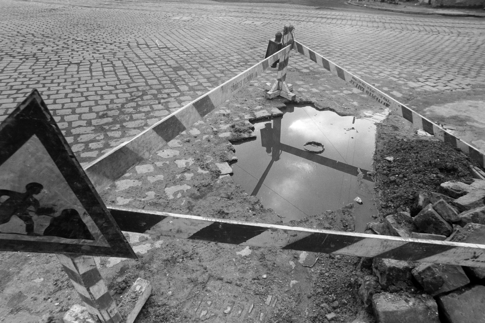 Hungary, Budapest XIII., a Dráva utca a Kárpát utca saroknál., 1971, Kereki Sándor, road construction, road block, Budapest, reflection, puddle, Fortepan #206455