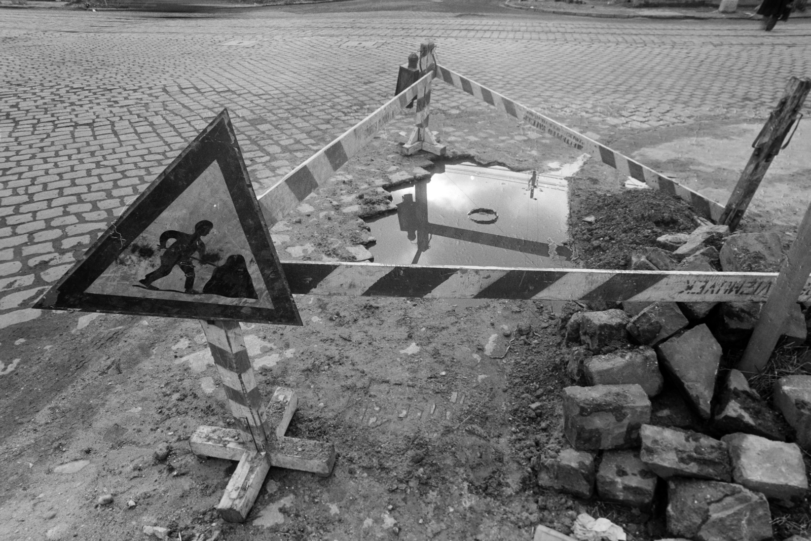 Hungary, Budapest XIII., a Dráva utca a Kárpát utca saroknál., 1971, Kereki Sándor, Budapest, street repair, puddle, site constraints, Fortepan #206460