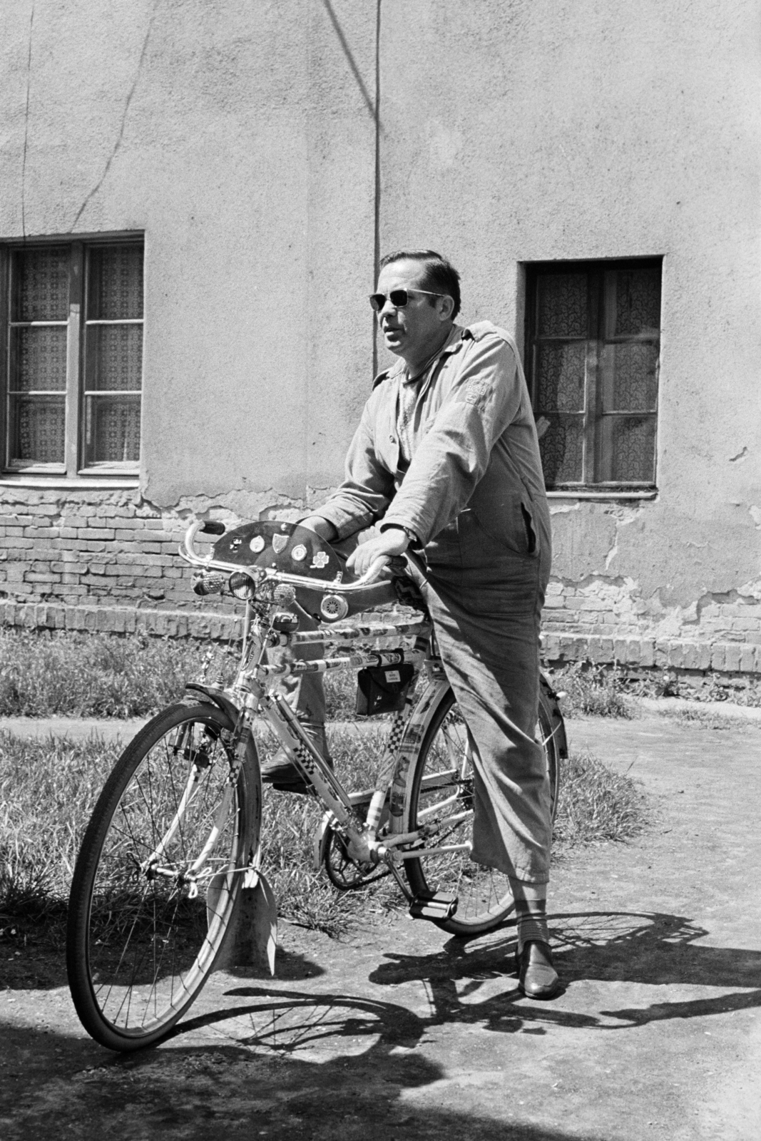 Hungary, Budapest XIII., "Tripolisz" lakótelep, háttérben egy Tomori utcai épület hátsó frontja., 1973, Kereki Sándor, bicycle, Budapest, bicycle parts, Fortepan #206471