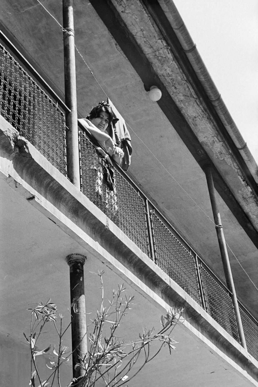 Hungary, Budapest XIII., "Tripolisz" lakótelep., 1973, Kereki Sándor, Budapest, railing, bottom view, woman, balcony, Fortepan #206472