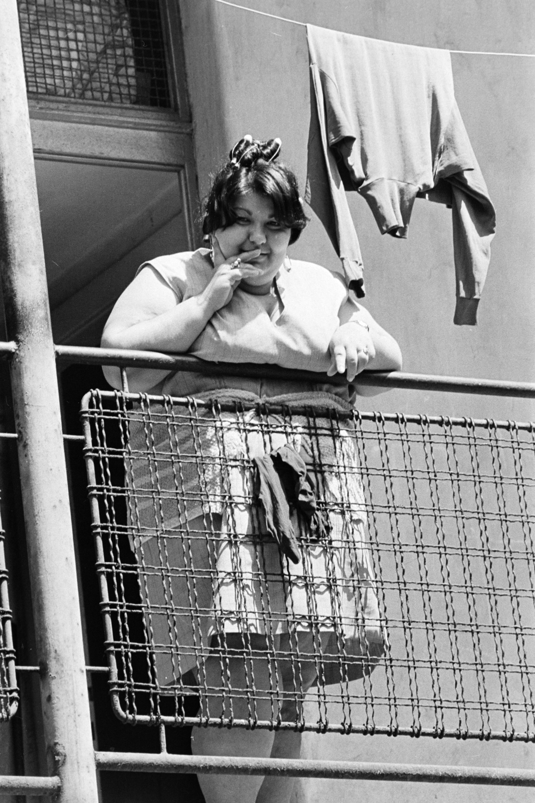 Hungary, Budapest XIII., "Tripolisz" lakótelep., 1973, Kereki Sándor, balcony, Budapest, gesture, hair curlers, woman, Fortepan #206473