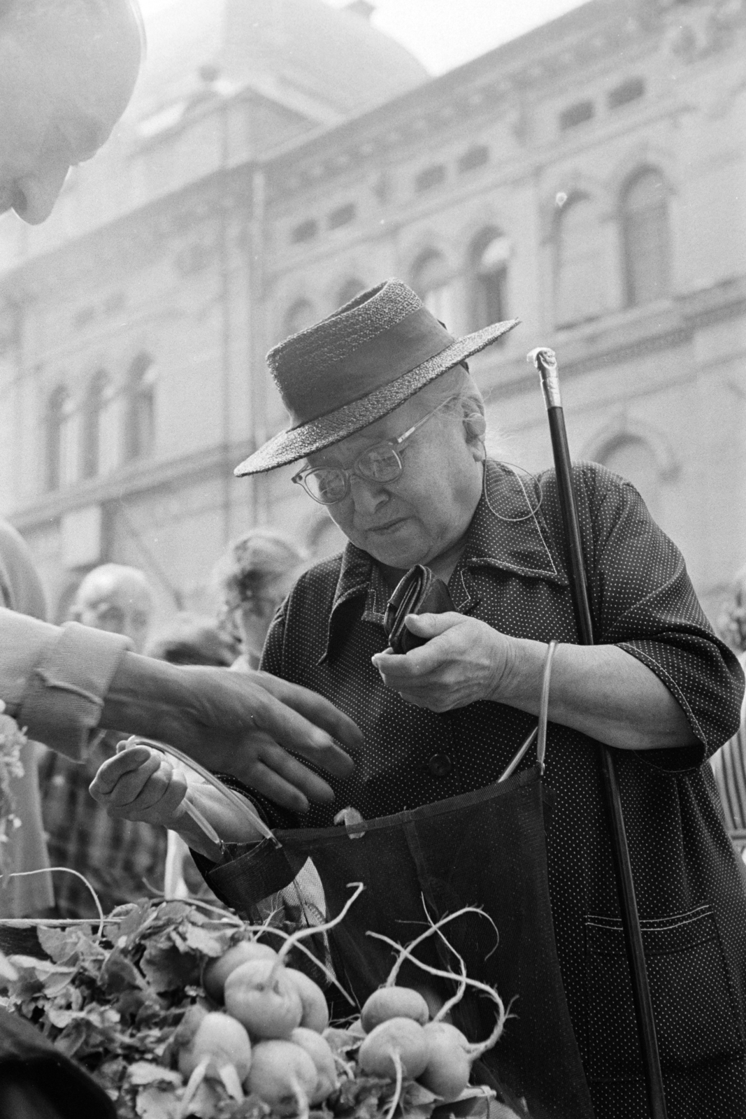 Hungary, Budapest VI., Hunyadi tér, piac a Vásárcsarnok előtt., 1971, Kereki Sándor, bag, Budapest, Fortepan #206487