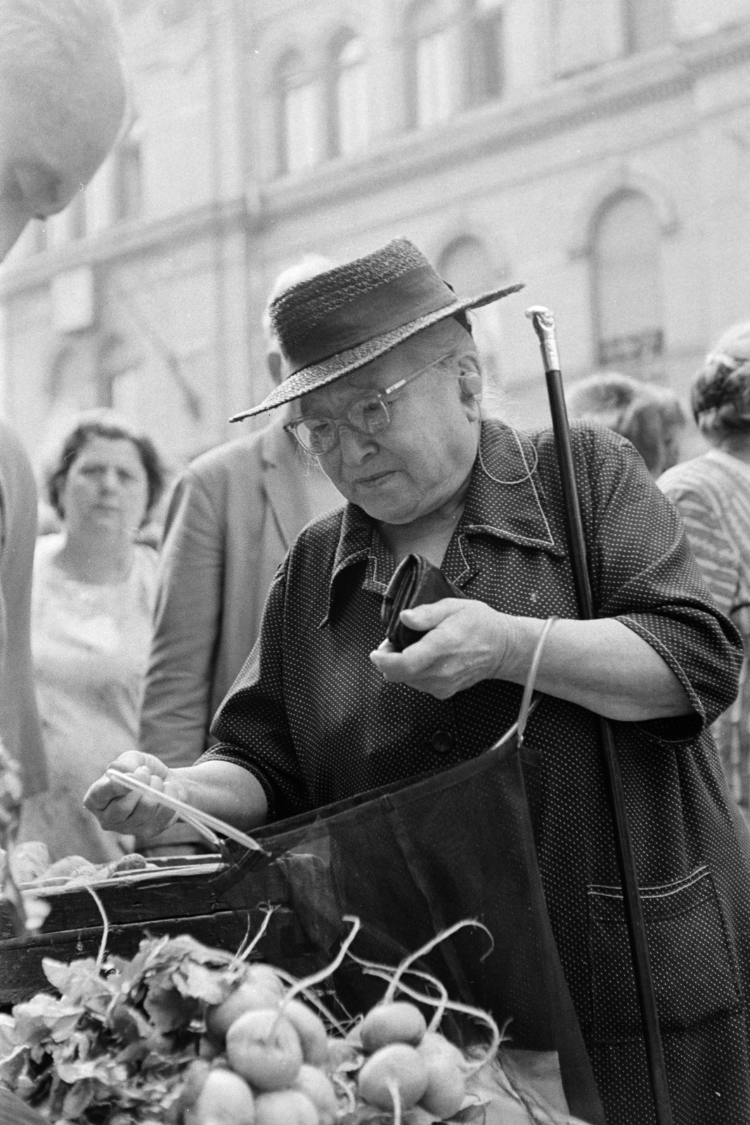 Hungary, Budapest VI., Hunyadi tér, piac a Vásárcsarnok előtt., 1971, Kereki Sándor, bag, Budapest, Fortepan #206488