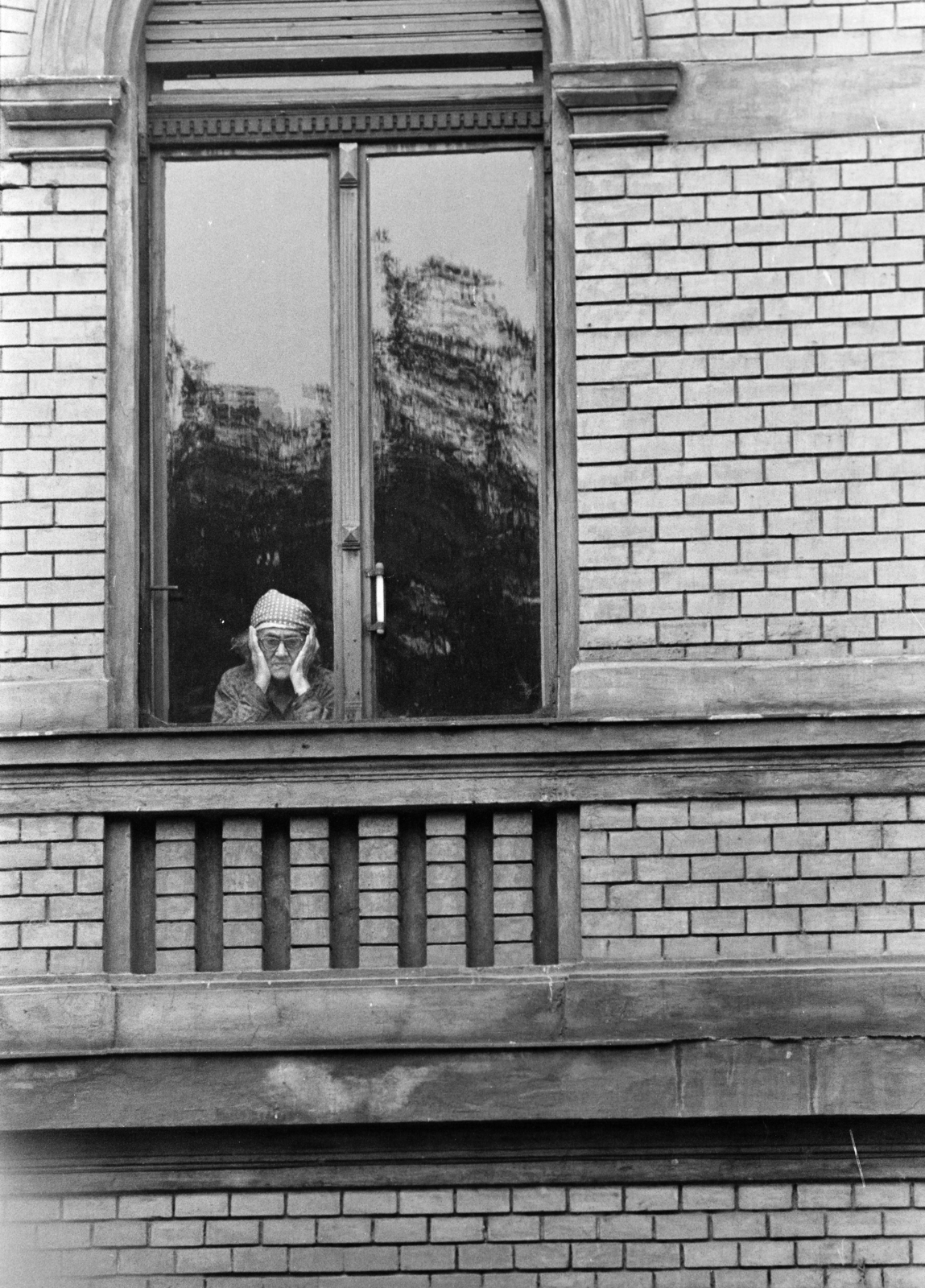 Hungary, Budapest VI., Hunyadi tér, az egyik lakás ablaka a Vásárcsarnok épületében., 1971, Kereki Sándor, window, Budapest, prop up on elbows, Fortepan #206489
