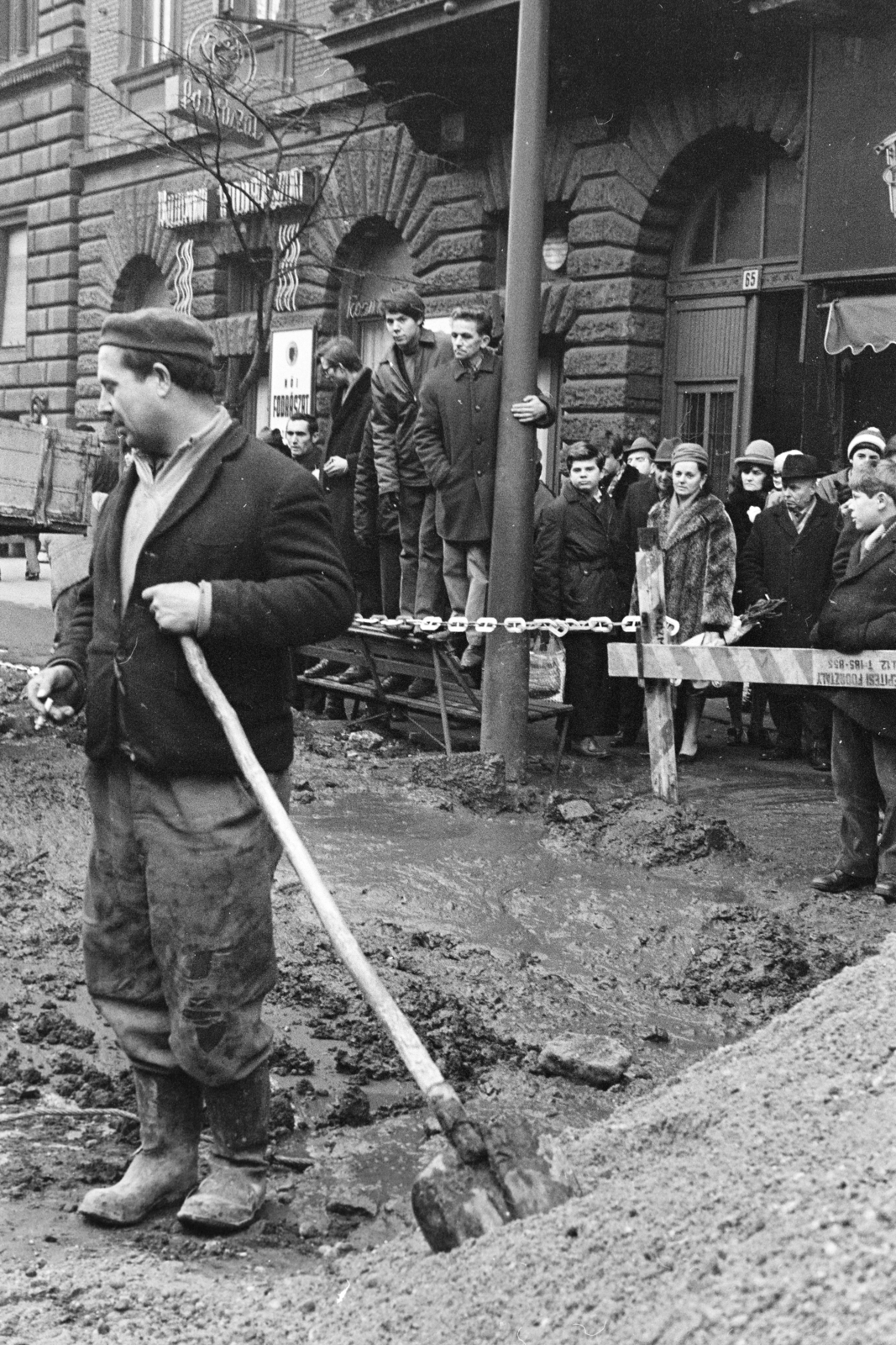 Hungary, Budapest VI., a felvétel a Teréz körút 9. (Lenin körút 63.) előtt bekövetkezett víz főnyomóvezeték csőtörésekor, 1970. december 20-án készült., 1970, Kereki Sándor, road construction, Budapest, site constraints, clever, gaping, Fortepan #206493