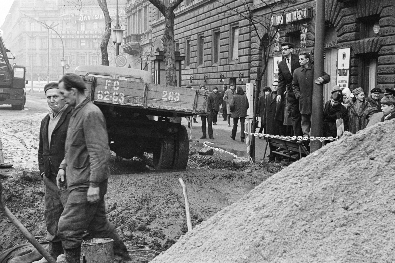 Hungary, Budapest VI., a Teréz (Lenin) körút az Oktogon (November 7. tér) és a Király (Majakovszkij) utca között. A felvétel a Teréz körút 9. (Lenin körút 63.) előtt bekövetkezett víz főnyomóvezeték csőtörésekor, 1970. december 20-án készült., 1970, Kereki Sándor, road construction, Budapest, curiosity, clever, Fortepan #206494