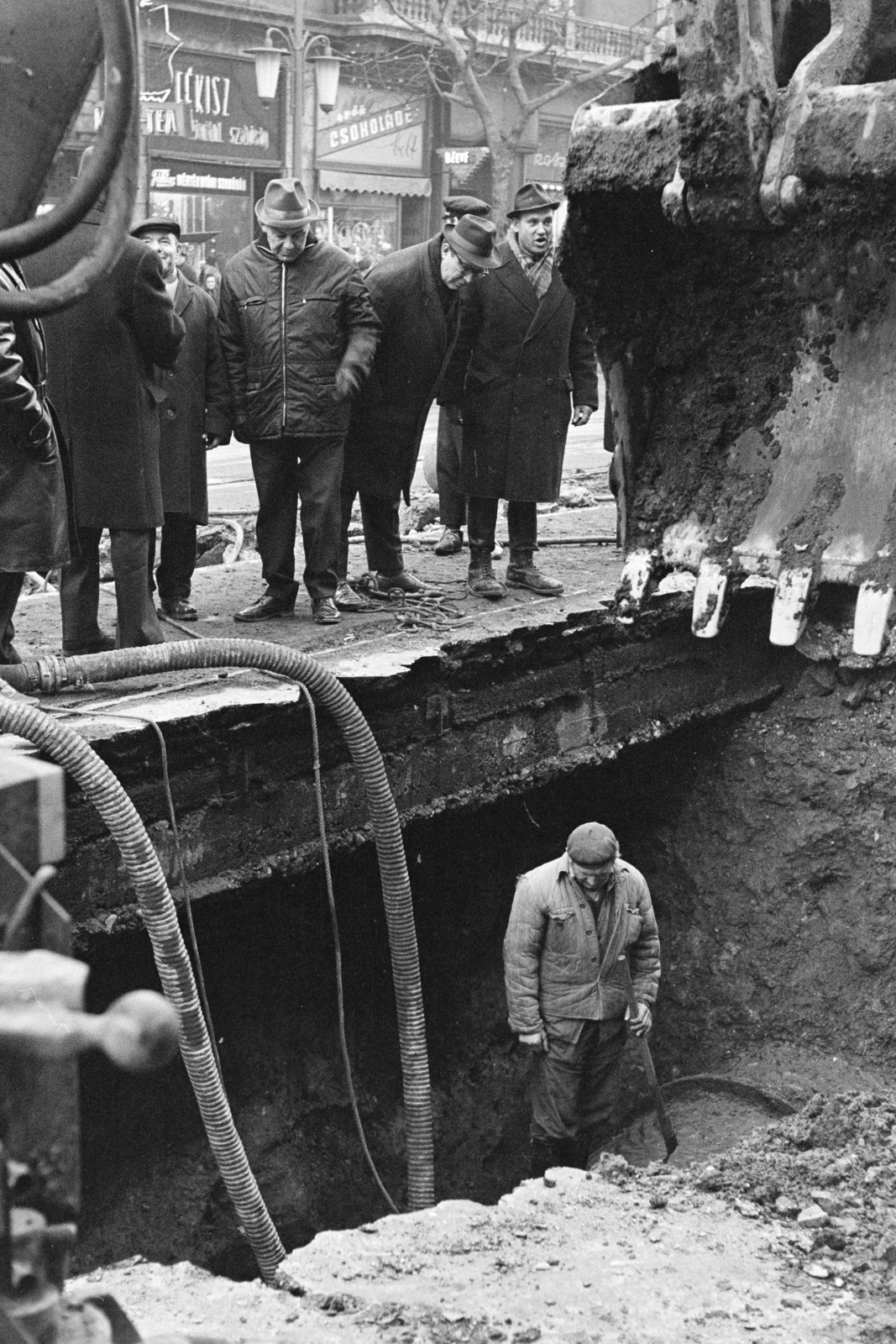 Magyarország, Budapest VI., a felvétel a Teréz körút 9. (Lenin körút 63.) előtt bekövetkezett víz főnyomóvezeték csőtörésekor, 1970. december 20-án készült., 1970, Kereki Sándor, csatornázás, Budapest, Fortepan #206496