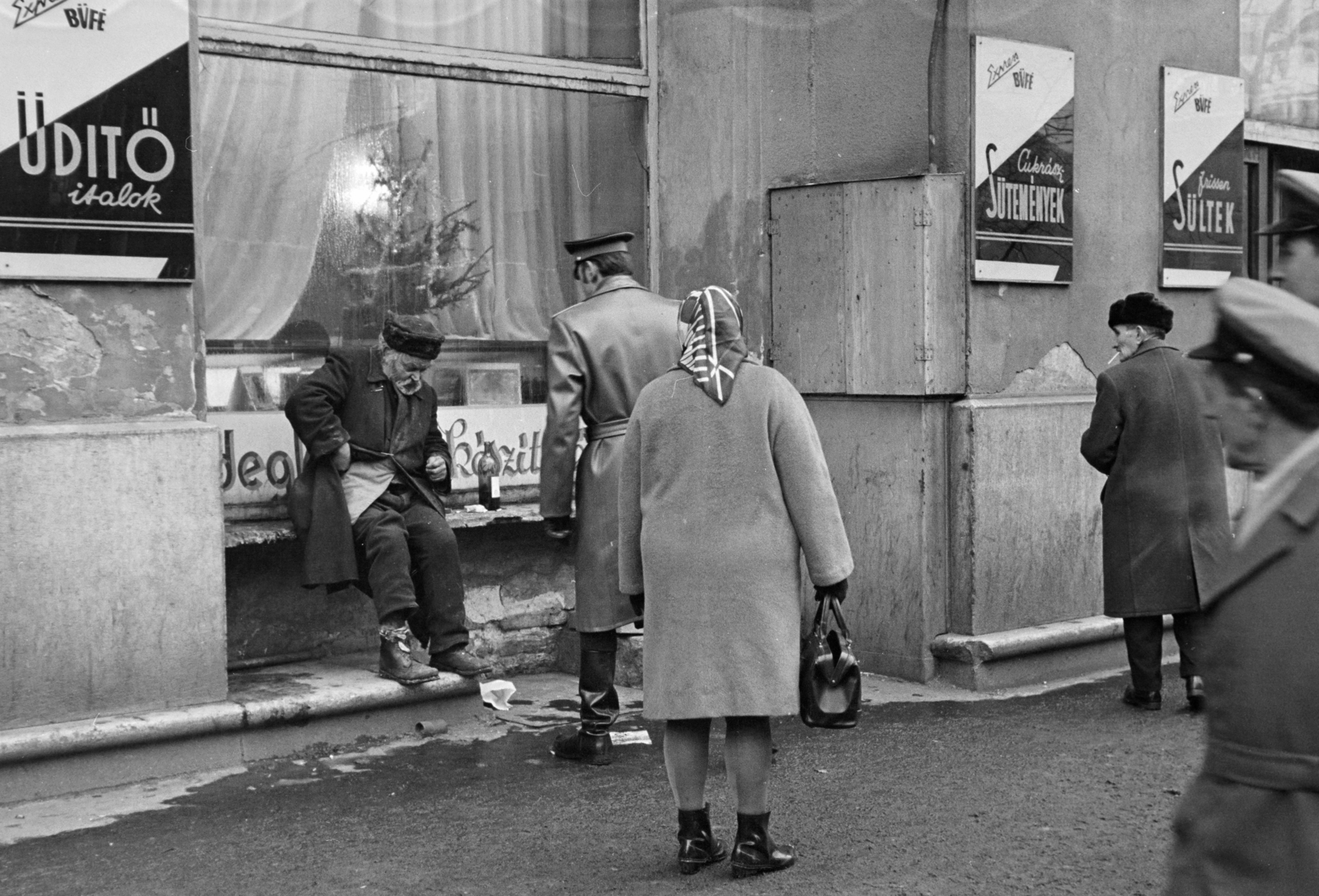 Magyarország, Budapest XIII., Nyugati (Marx) tér 5., a felvétel az Expressz büfé előtt készült., 1971, Kereki Sándor, karácsonyfa, Budapest, rendőr, kirakat, koldus, cukrászda, Fortepan #206500