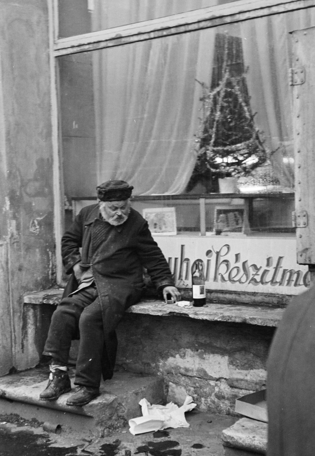 Hungary, Budapest XIII., Nyugati (Marx) tér 5., a felvétel az Expressz büfé előtt készült., 1971, Kereki Sándor, christmas tree, Budapest, Fortepan #206501