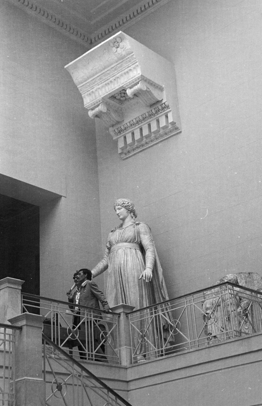 Oroszország, Moszkva, Puskin Múzeum, görög terem, szemben a párizsi Louvre-ban kiállított ókori Melpomené szobor másolata., 1976, Kereki Sándor, Szovjetunió, szobor, Fortepan #206506