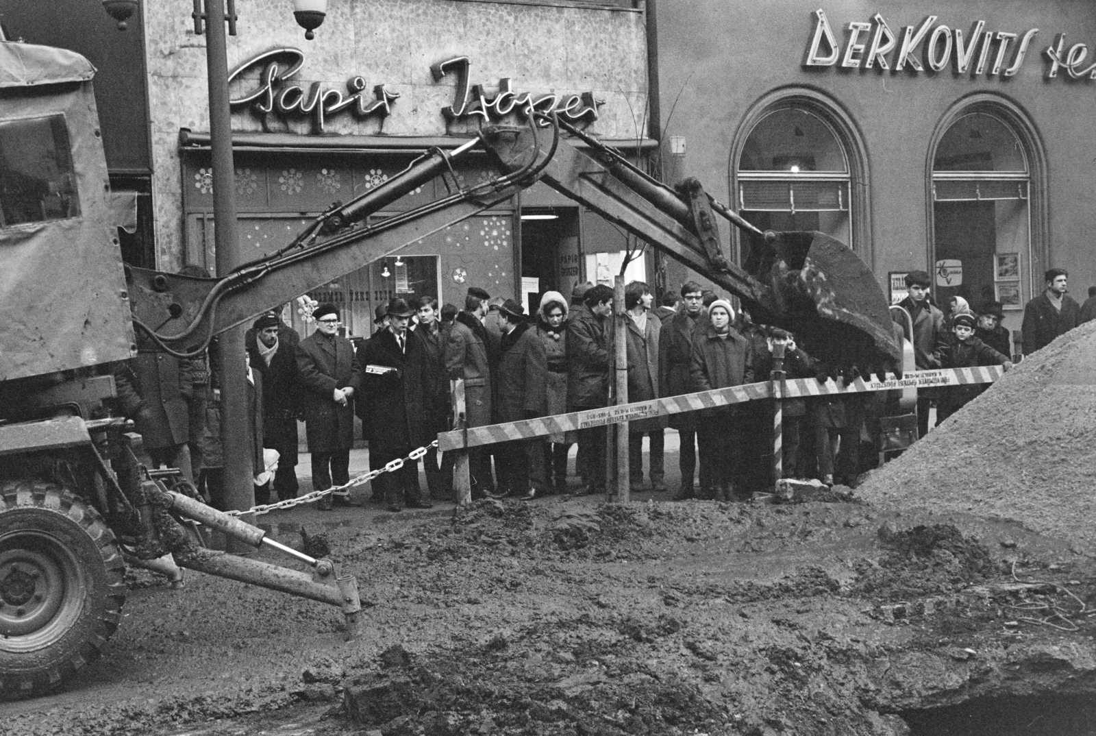 Hungary, Budapest VI., a felvétel a Teréz körút 9. (Lenin körút 63.) előtt bekövetkezett víz főnyomóvezeték csőtörésekor, 1970. december 20-án készült., 1970, Kereki Sándor, Budapest, Best of, site constraints, paper shop, excavator, curiosity, Fortepan #206508
