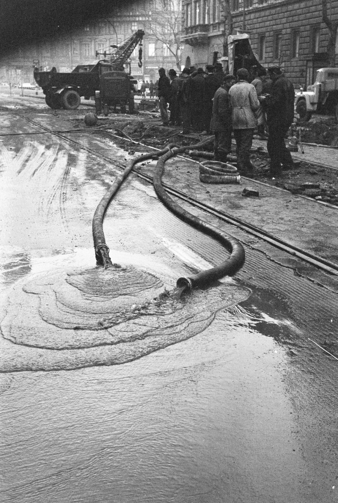 Magyarország, Budapest VI., a Teréz (Lenin) körút az Oktogon (November 7. tér) és a Király (Majakovszkij) utca között. A felvétel a Teréz körút 9. (Lenin körút 63.) előtt bekövetkezett víz főnyomóvezeték csőtörésekor, 1970. december 20-án készült., 1970, Kereki Sándor, csatorna, Budapest, Fortepan #206512