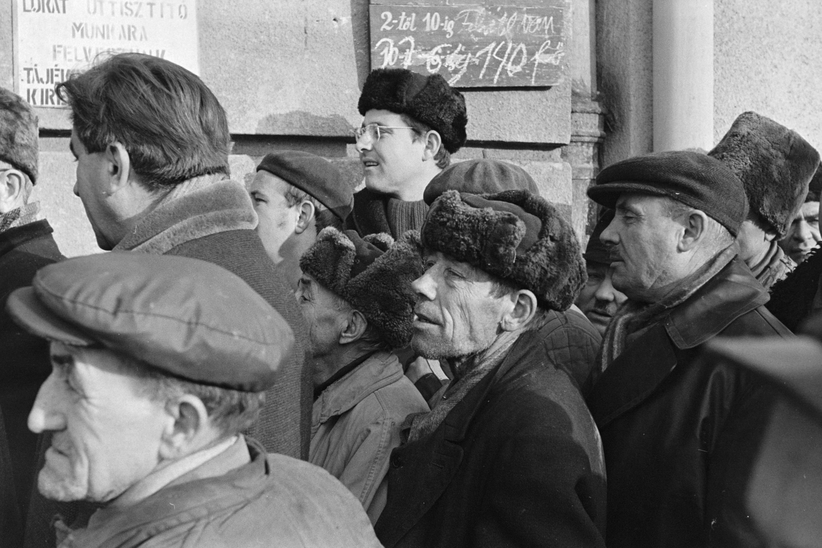Hungary, Budapest V., Belgrád rakpart 25., hóeltakarító alkalmi munkára jelentkezők a Fővárosi Köztisztasági Hivatal kirendeltsége előtt., 1971, Kereki Sándor, mass, Budapest, Fortepan #206517