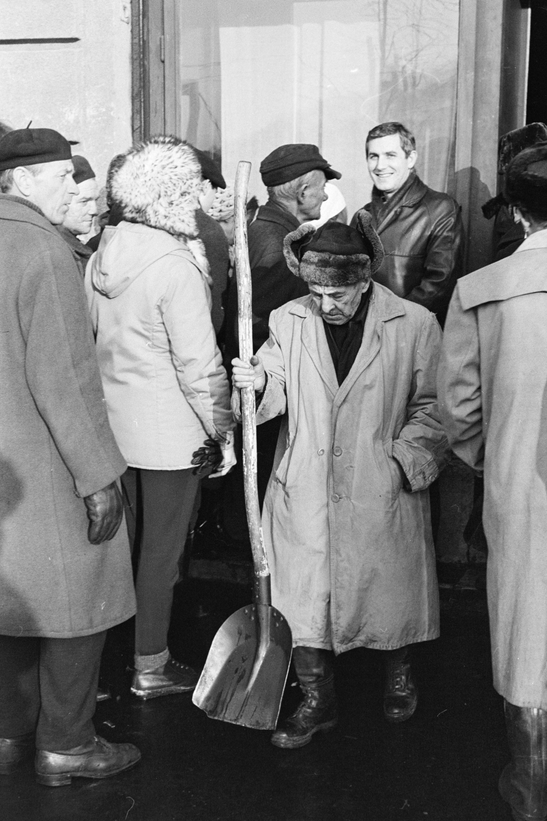 Hungary, Budapest V., Belgrád rakpart 25., hóeltakarító alkalmi munkára jelentkezők a Fővárosi Köztisztasági Hivatal kirendeltsége előtt., 1971, Kereki Sándor, shovel, Budapest, Fortepan #206525