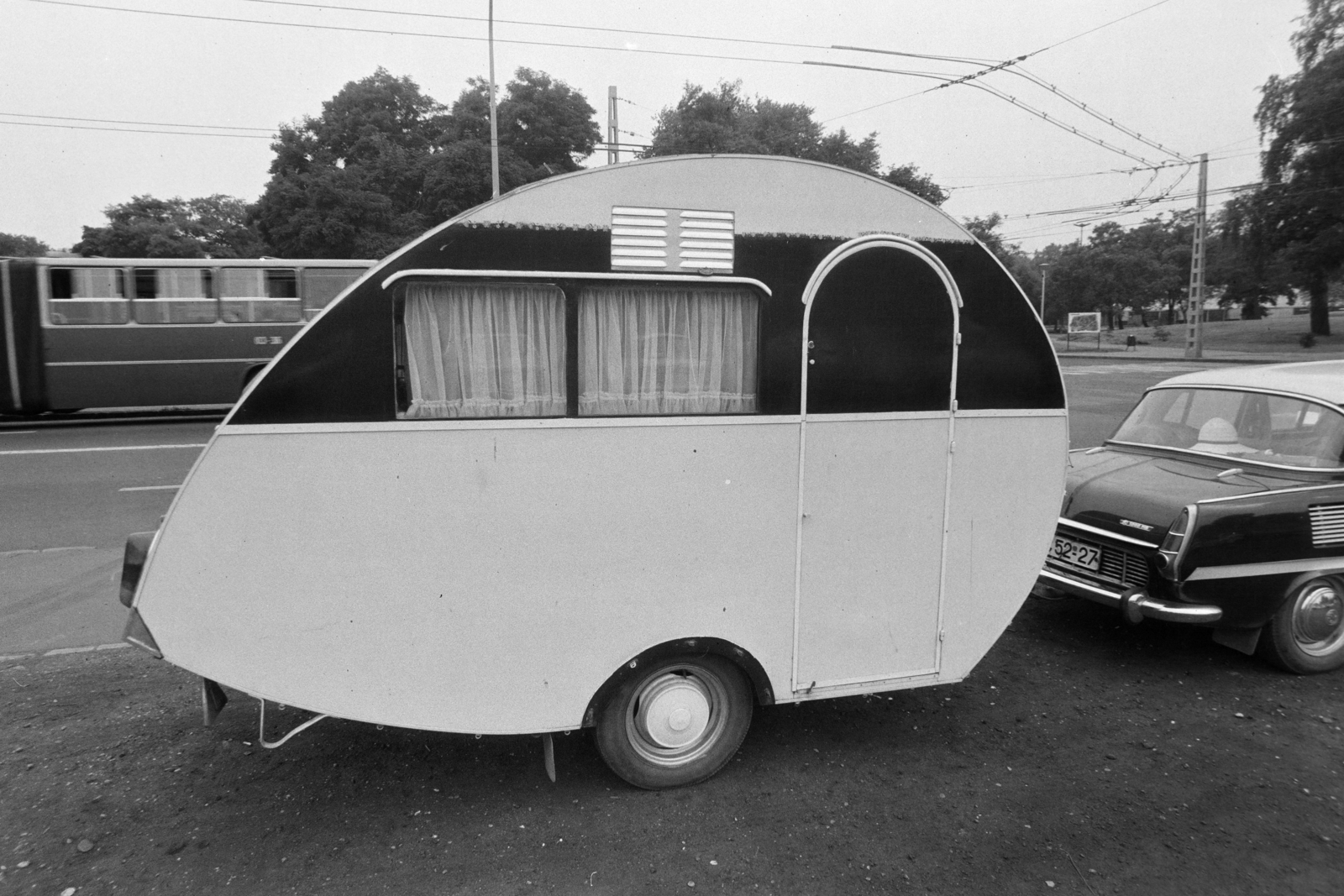 Hungary, Budapest XIV., Kacsóh Pongrác út a Hermina (Május 1.) út - Kós Károly sétány (Városligeti Népköztársaság útja) - Állatkerti körút találkozásánál., 1977, Kereki Sándor, Budapest, caravan, QEK-brand, Fortepan #206528