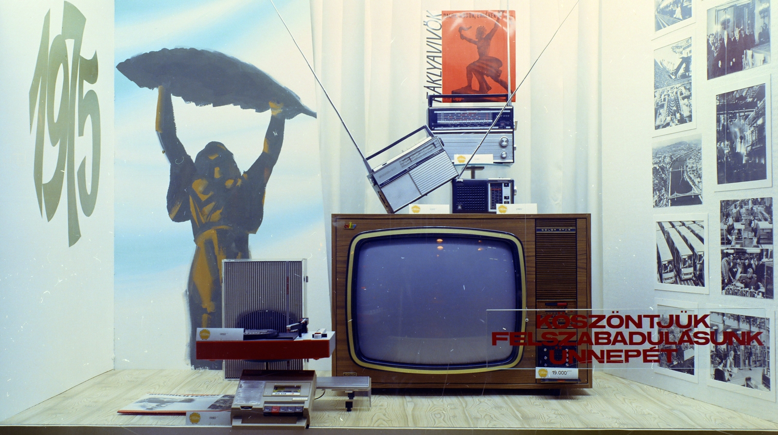 1975, FŐFOTÓ, colorful, TV, portable radio, Videoton Color Star , poster, tape recorder, picture in picture, political decoration, Fortepan #206550