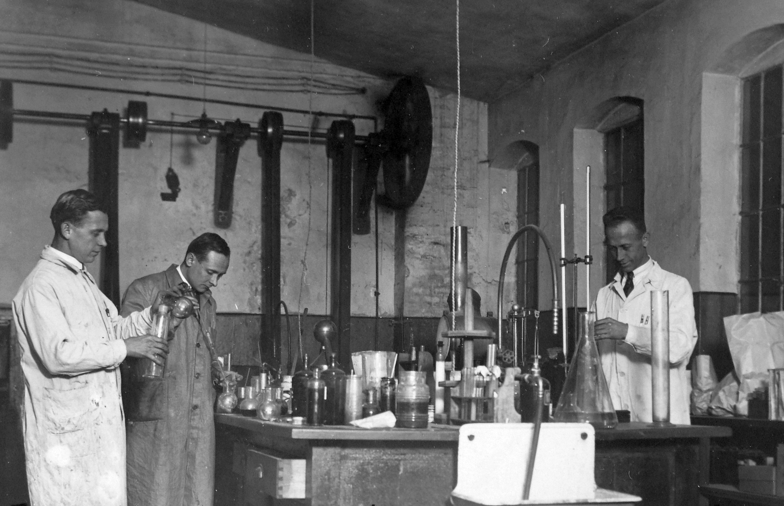 Hungary, Budapest IV., Váci út 75. Dr. Keleti és Murányi Vegyészeti Gyár Rt., 1928, Fortepan, tableau, men, laboratory, work, overall, belt drive, flask, Budapest, Fortepan #20658