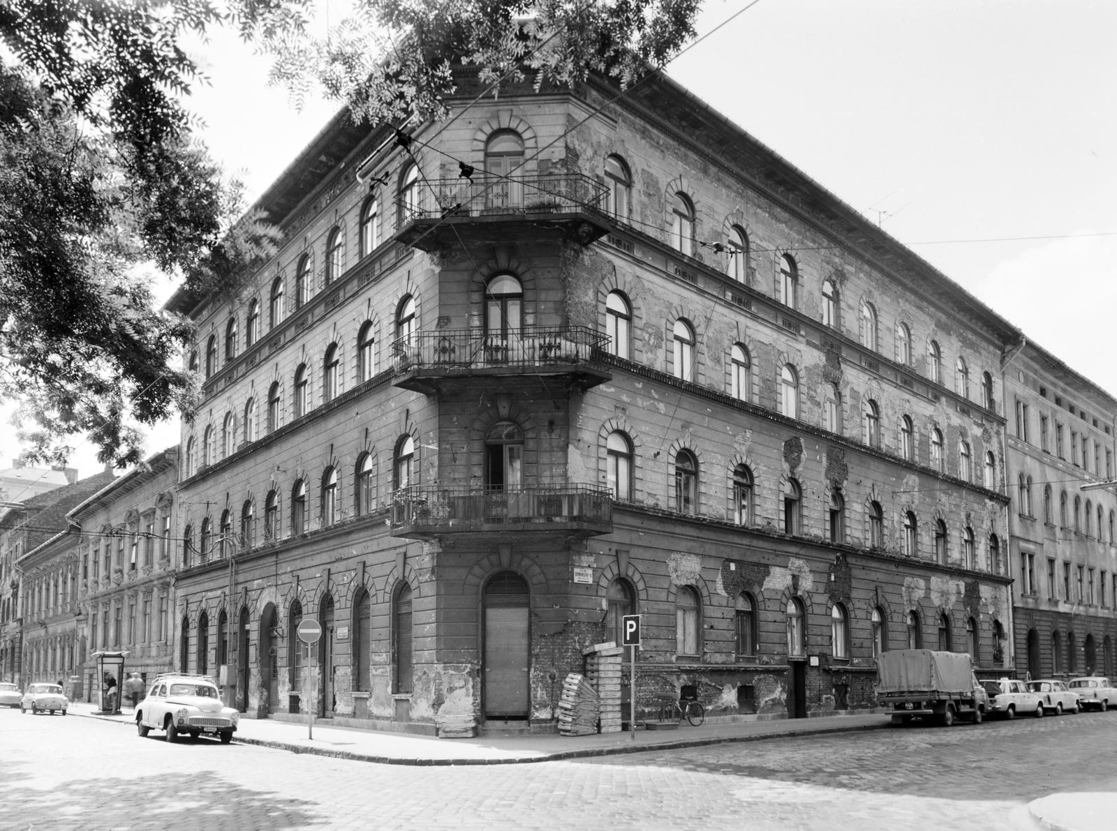 Hungary, Budapest VII., Dembinszky utca és Nefelejcs utca sarok., 1974, FŐFOTÓ, Budapest, phone booth, balcony, bicycle, chest, Fortepan #206581