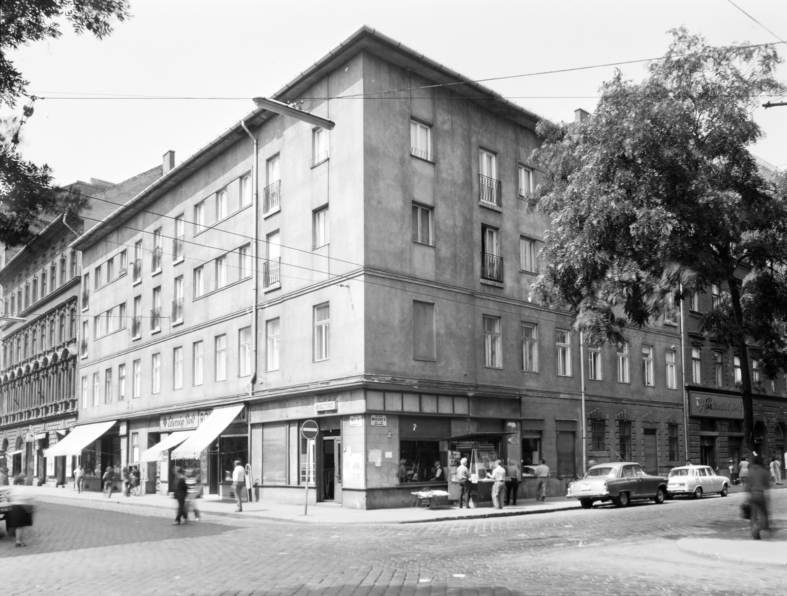 Magyarország, Budapest VII., István (Landler Jenő) utca - Nefelejcs utca kereszteződés, szemben az István (Landler Jenő) utca 8-as számú ház., 1974, FŐFOTÓ, Budapest, újságárus, háztartási bolt, napellenző, bisztró, Édességbolt, Fortepan #206589