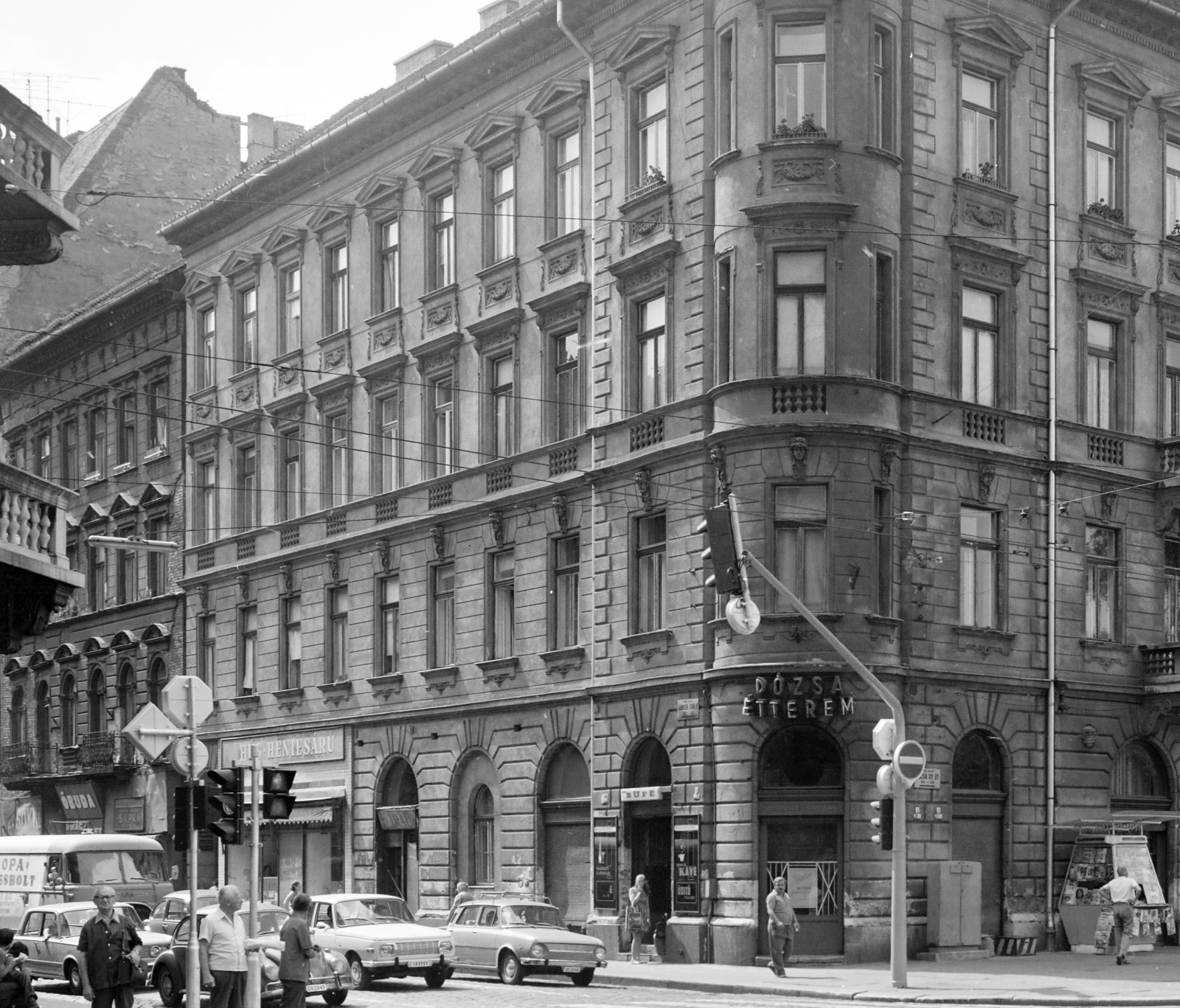 Hungary, Budapest VII., Dózsa György út, szemben a sarkon az István (Landler Jenő) utca 44-es számú ház., 1974, FŐFOTÓ, Budapest, number plate, traffic, buffet, Fortepan #206596